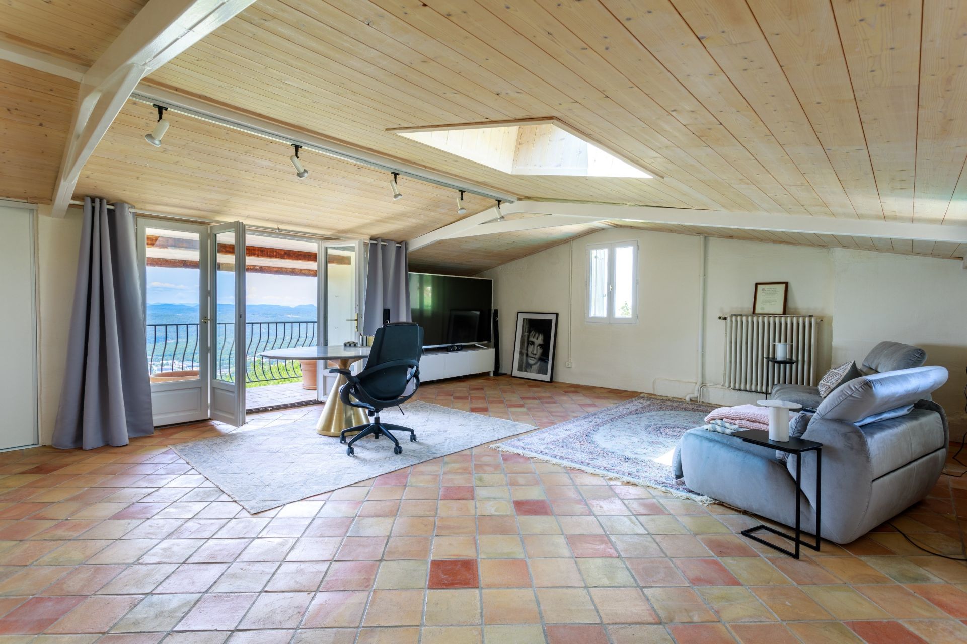 villa 8 Rooms for sale on MONTAUROUX (83440)