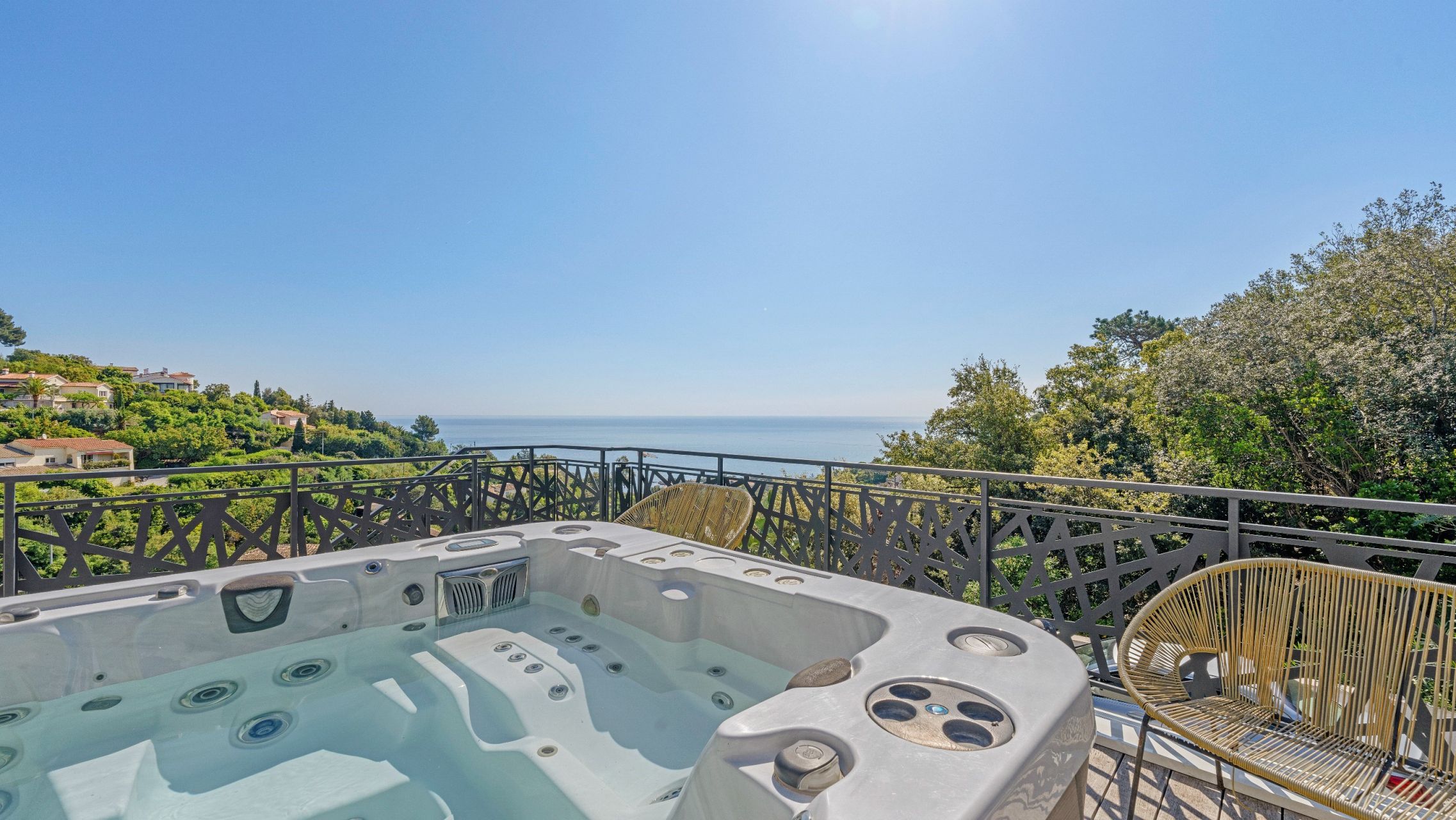 villa 8 Pièces en vente sur LES ISSAMBRES (83380)