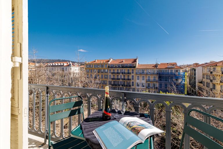 apartment 4 Rooms for sale on NICE (06000)