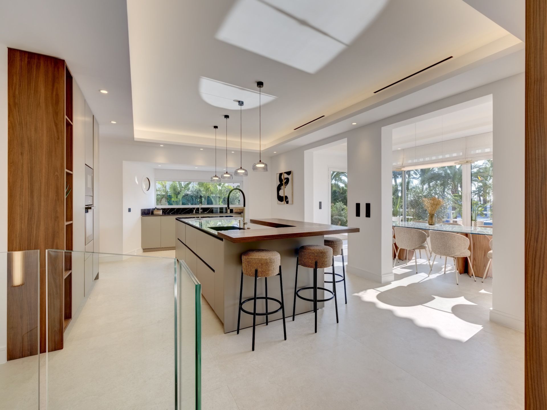 apartment 7 Rooms for sale on CANNES (06400)