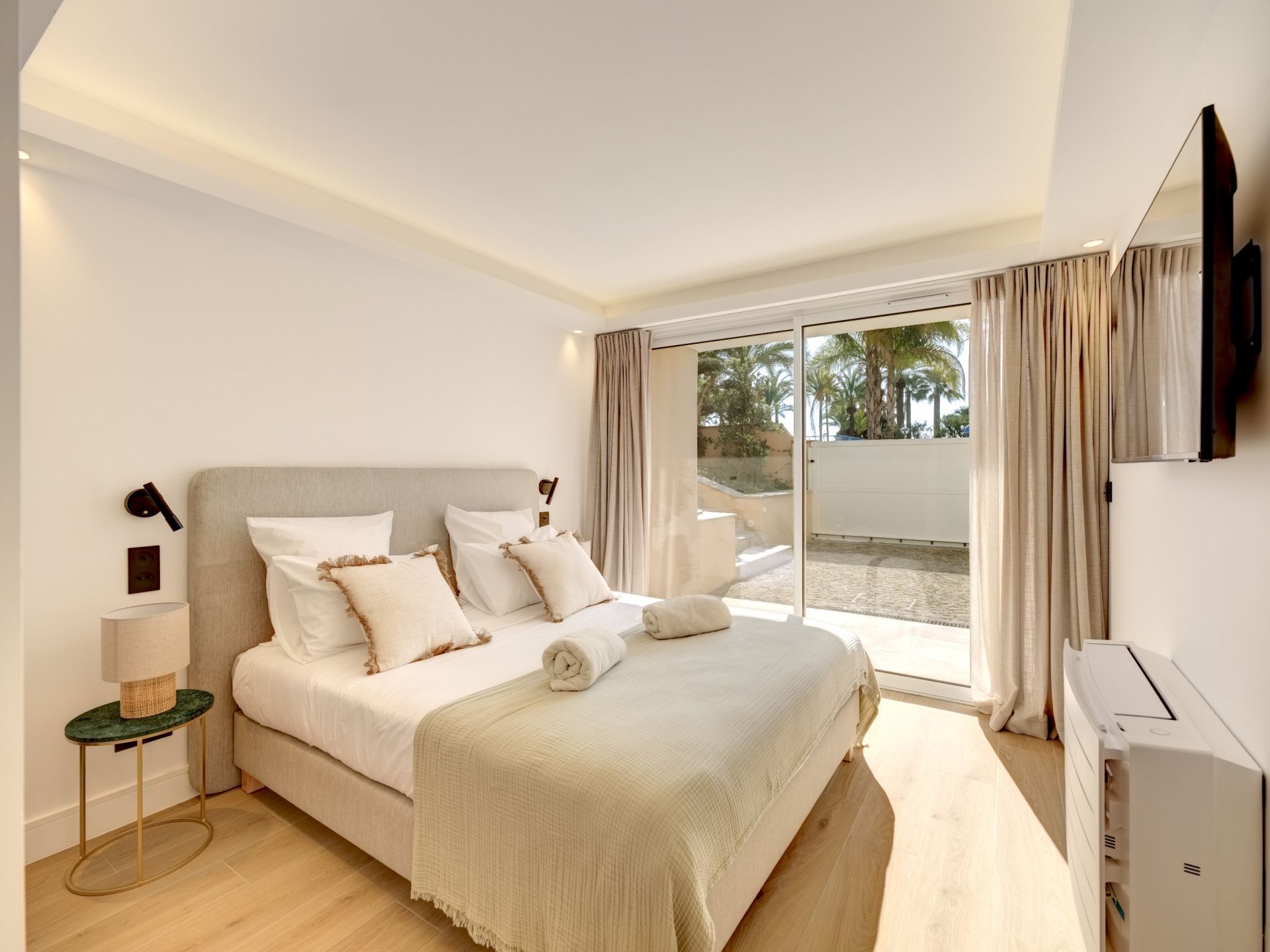 apartment 7 Rooms for sale on CANNES (06400)