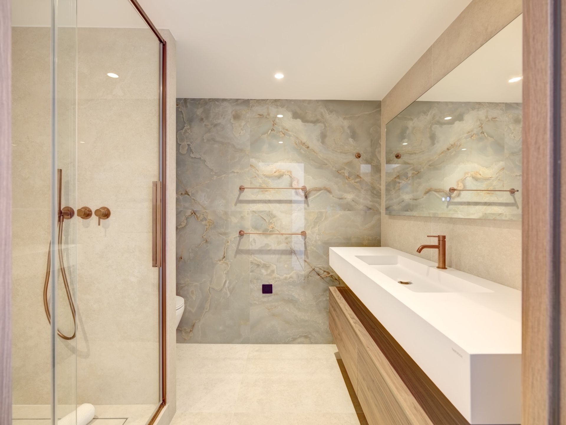 apartment 7 Rooms for sale on CANNES (06400)