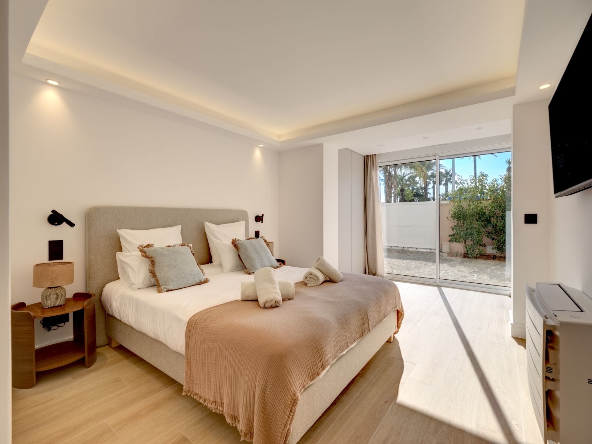 apartment 7 Rooms for sale on CANNES (06400)