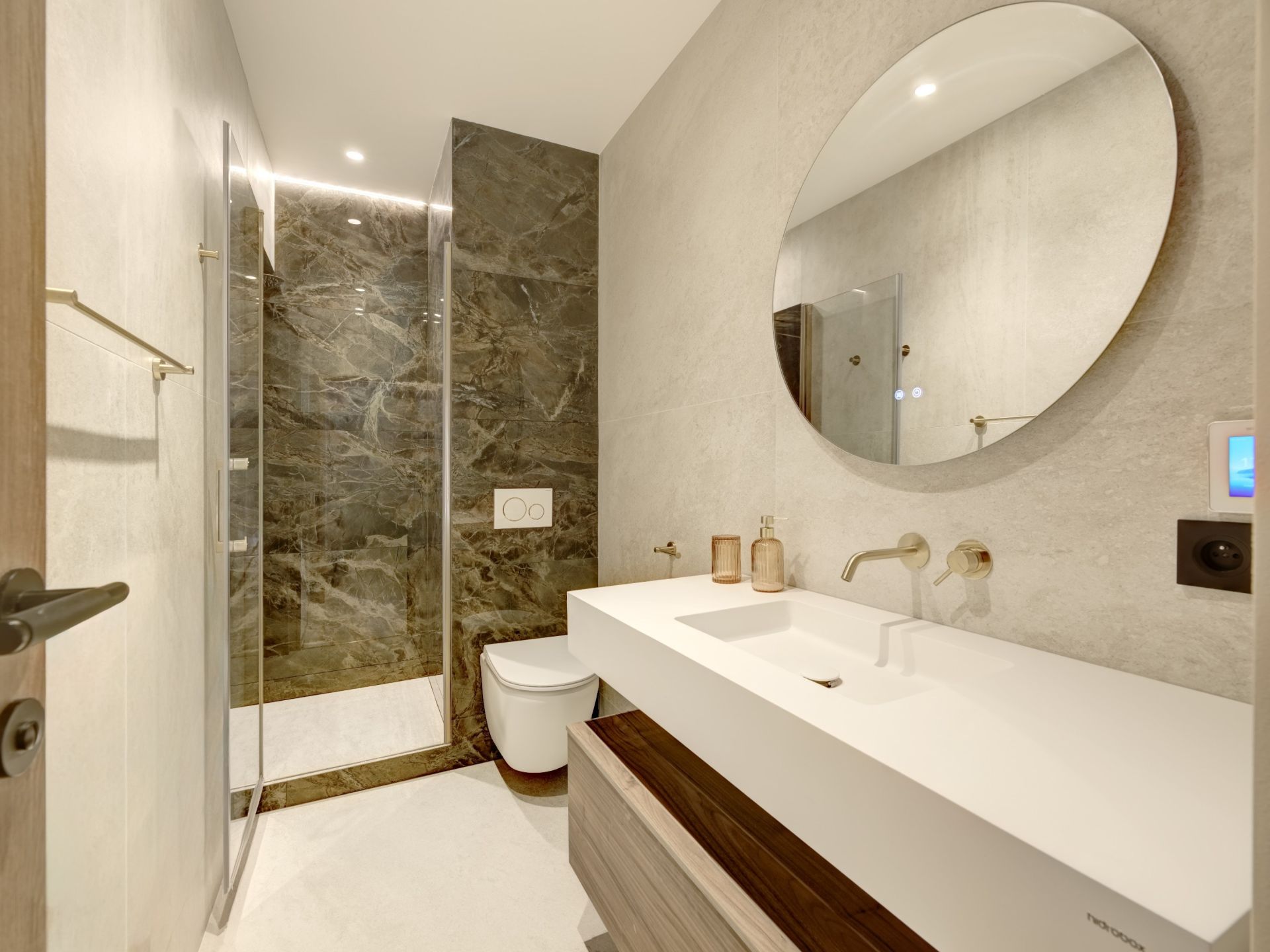 apartment 7 Rooms for sale on CANNES (06400)