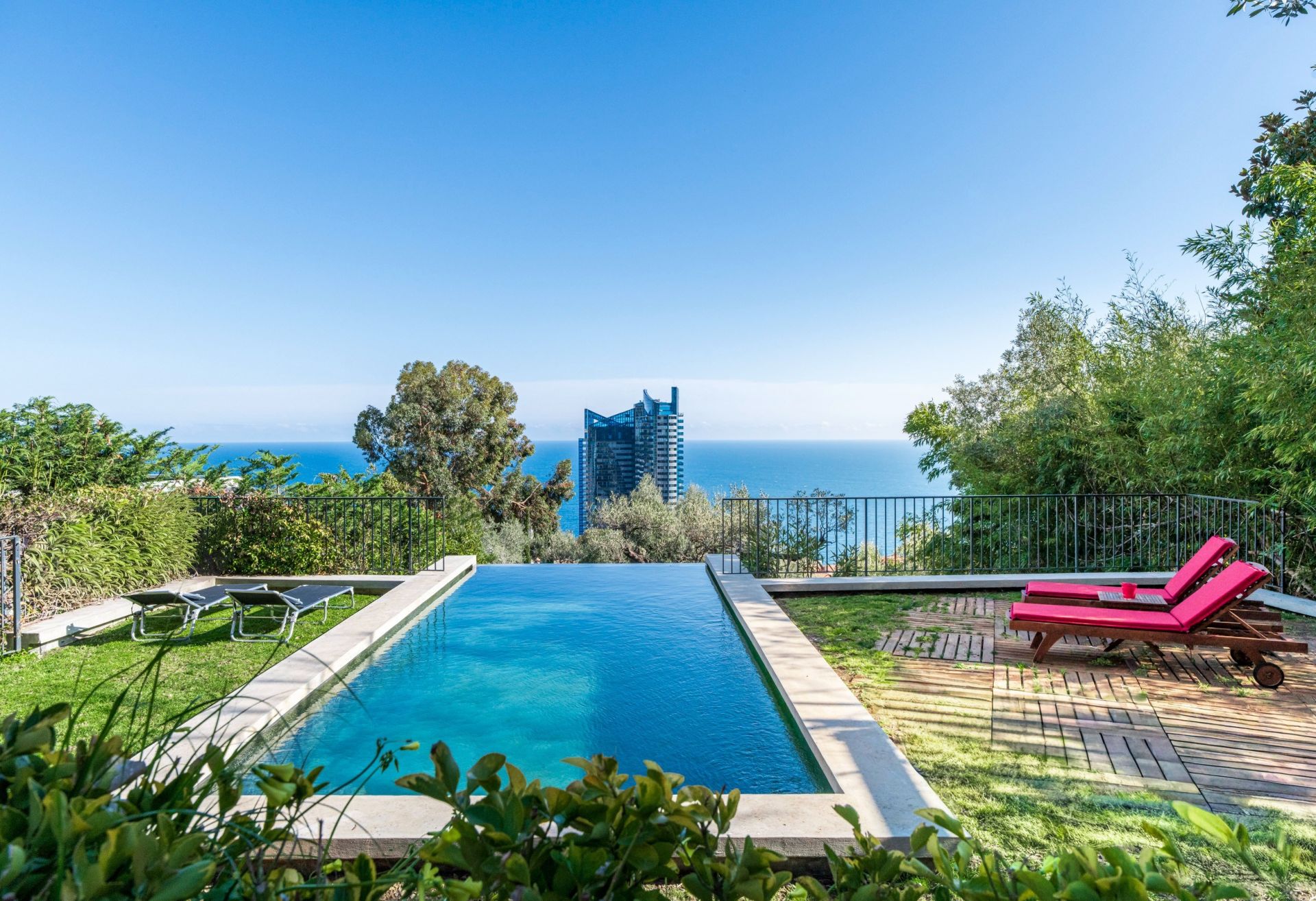 villa 6 Rooms for sale on BEAUSOLEIL (06240)