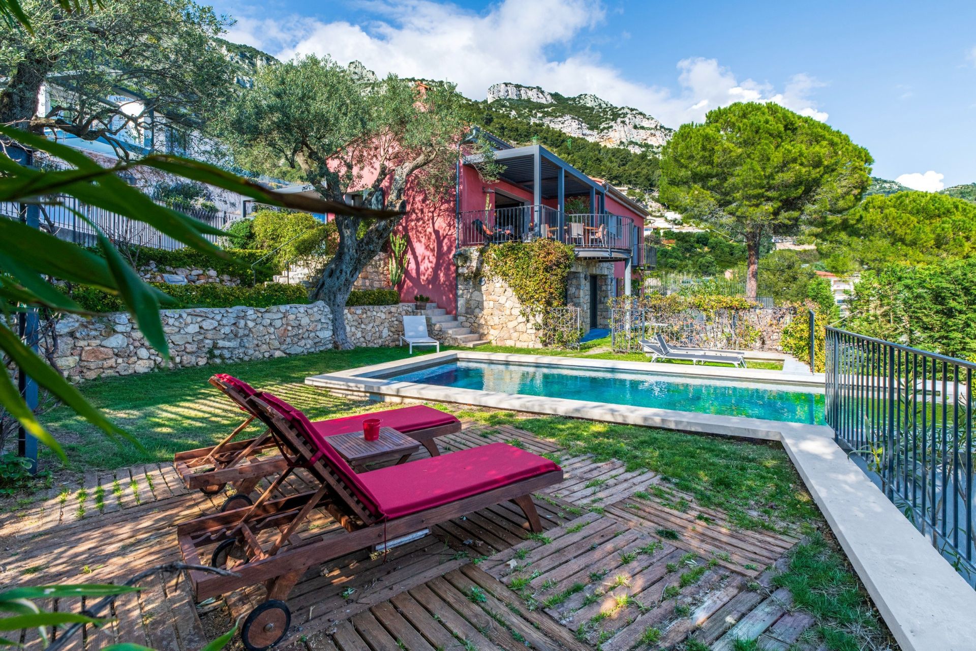 villa 6 Rooms for sale on BEAUSOLEIL (06240)