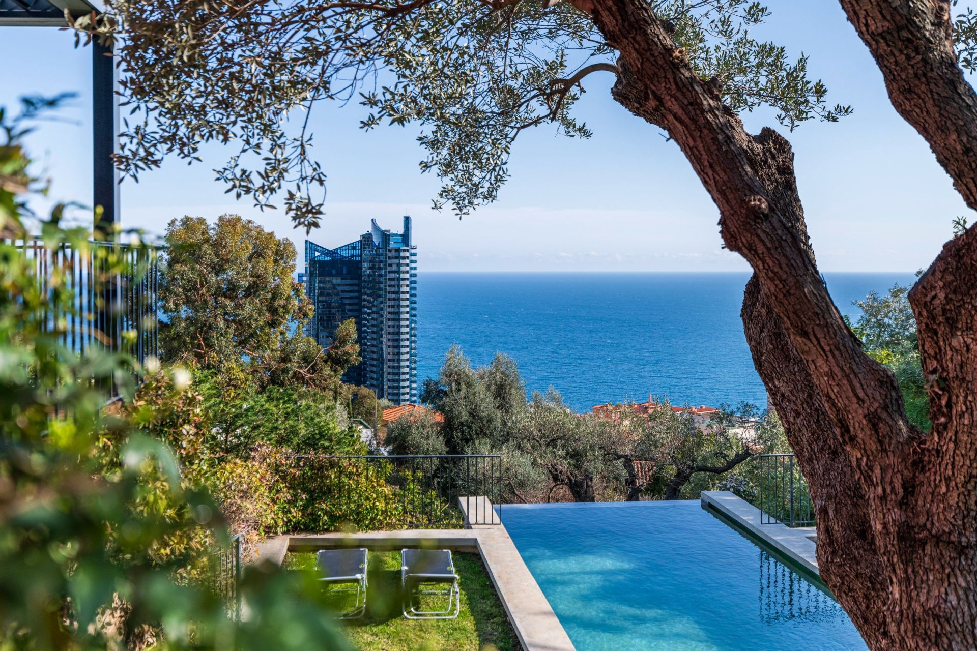 villa 6 Rooms for sale on BEAUSOLEIL (06240)