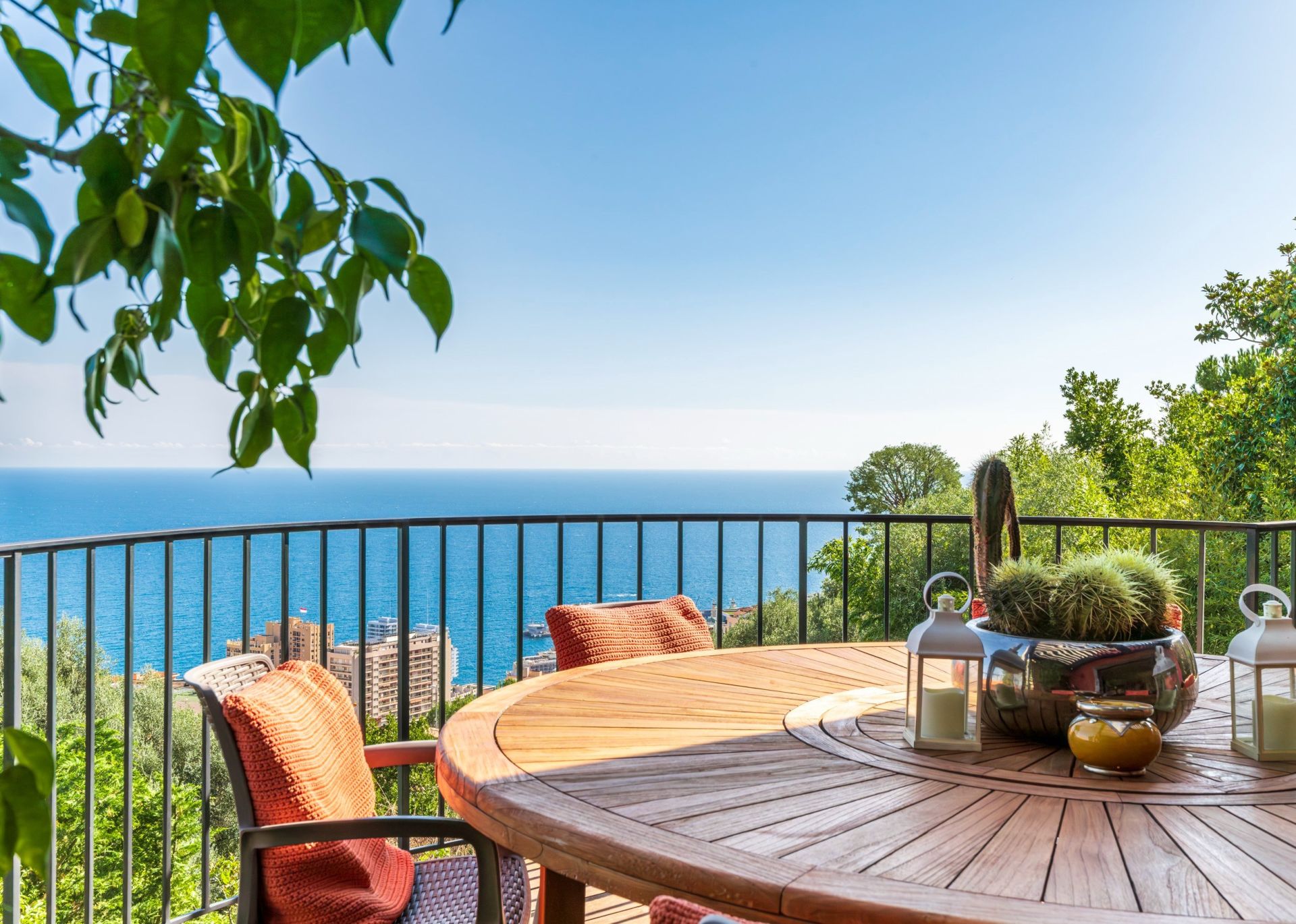 villa 6 Rooms for sale on BEAUSOLEIL (06240)
