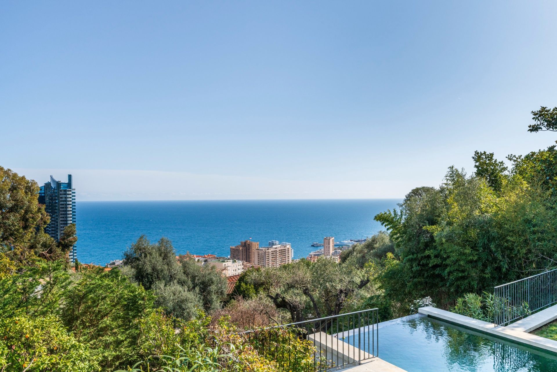 villa 6 Rooms for sale on BEAUSOLEIL (06240)