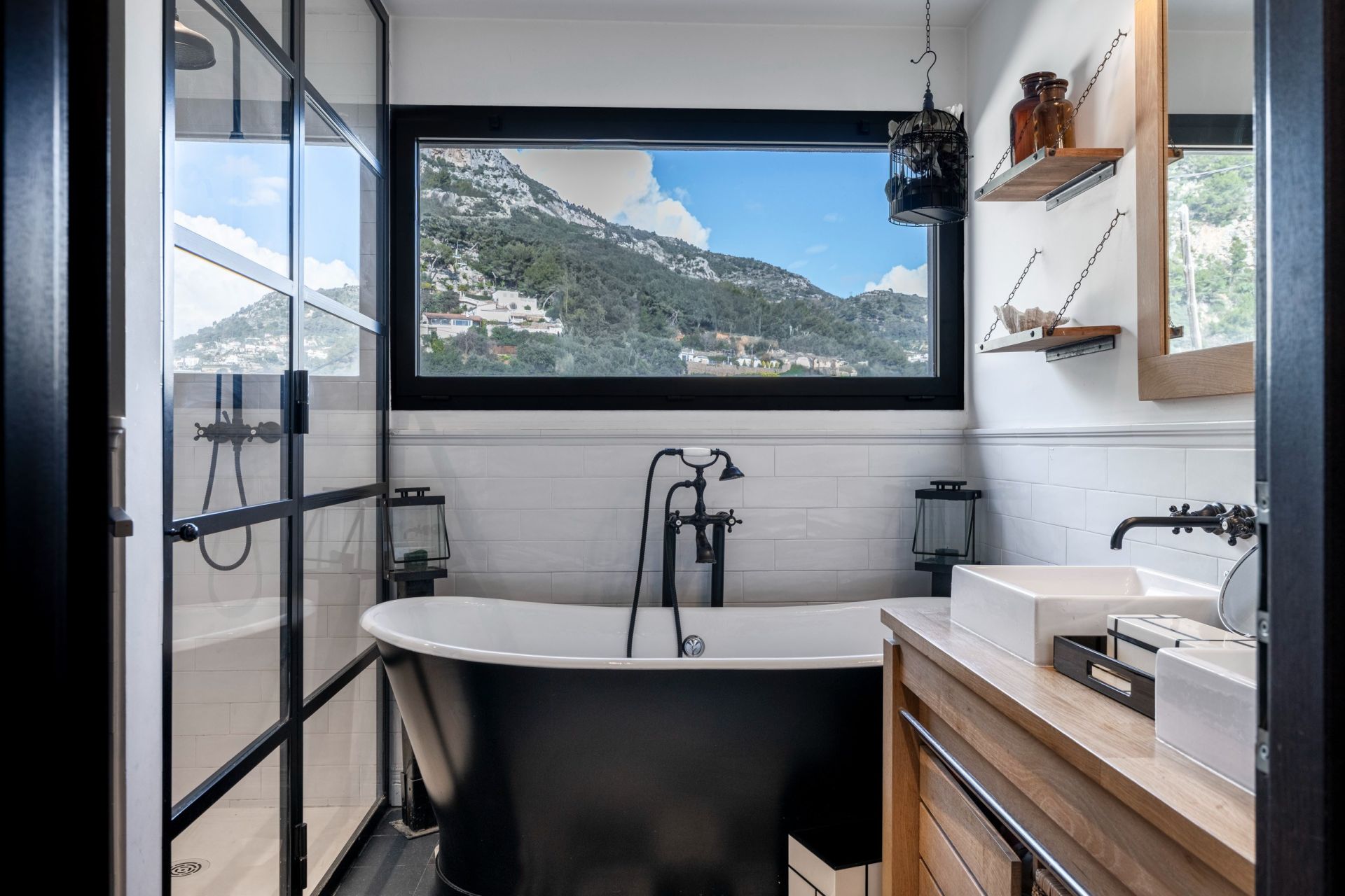 villa 6 Rooms for sale on BEAUSOLEIL (06240)