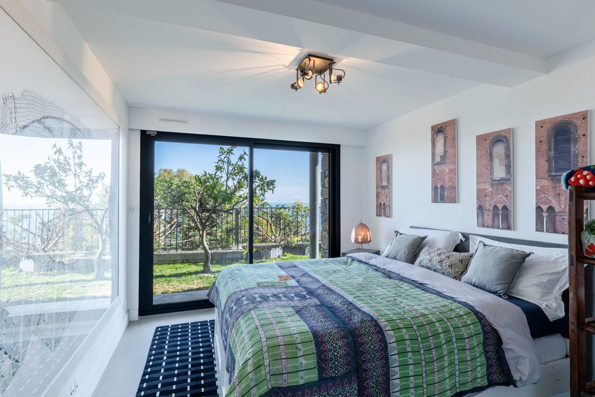 villa 6 Rooms for sale on BEAUSOLEIL (06240)