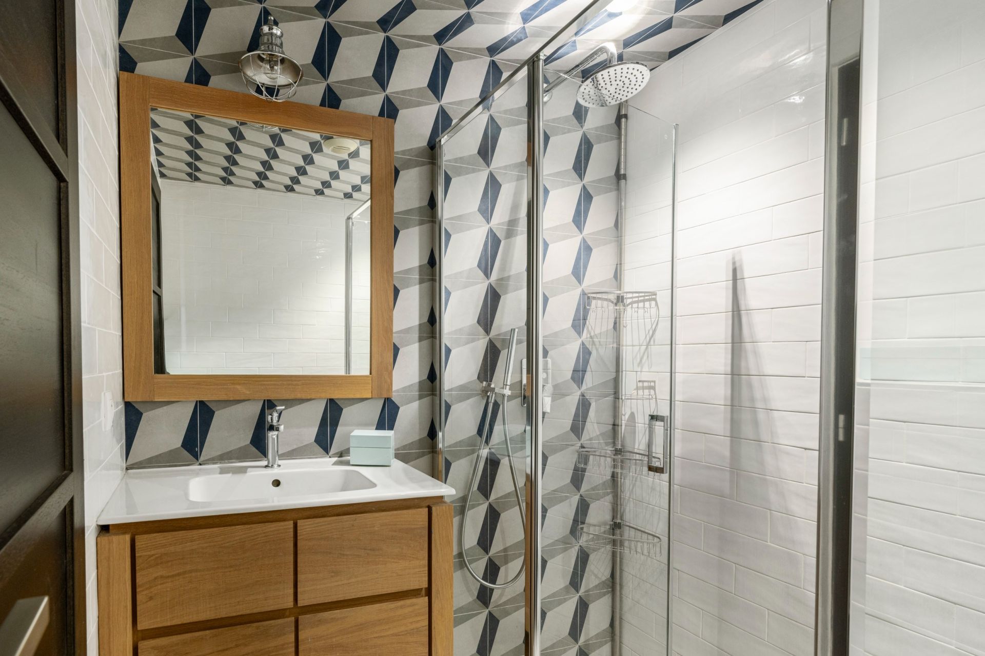 villa 6 Rooms for sale on BEAUSOLEIL (06240)