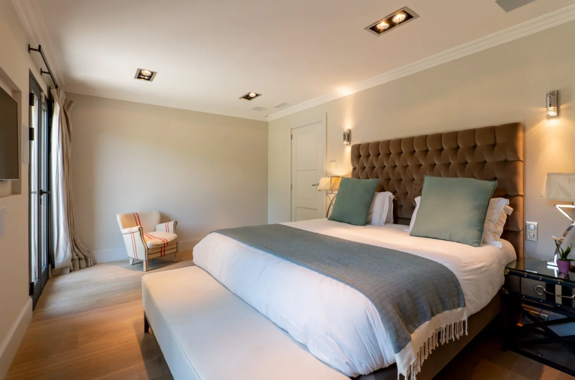 villa 8 Rooms for sale on MOUGINS (06250)