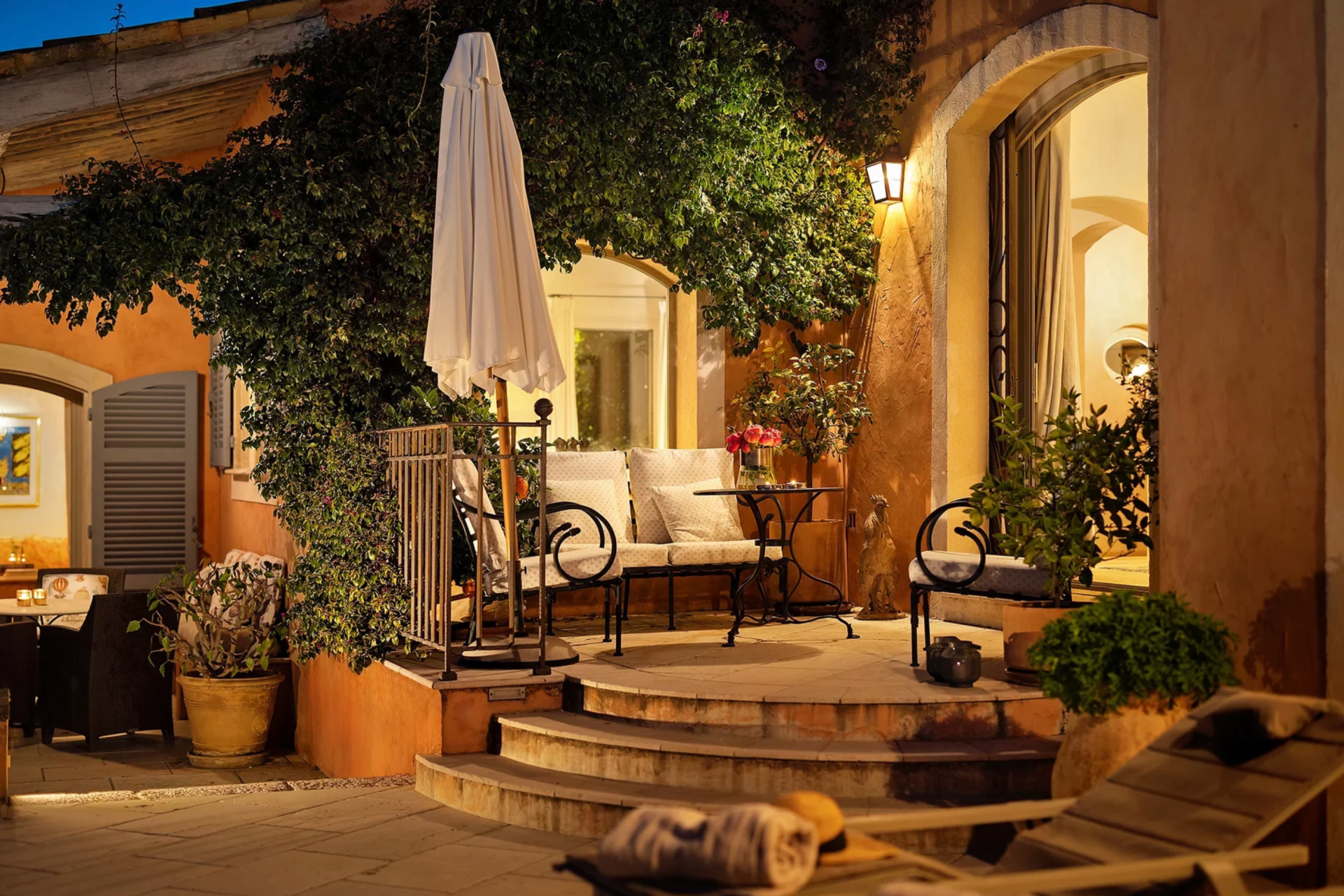 villa 8 Rooms for sale on BIOT (06410)