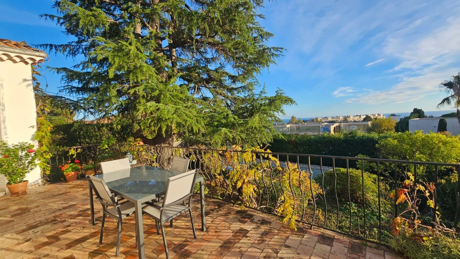 villa 4 Rooms for sale on CANNES (06400)