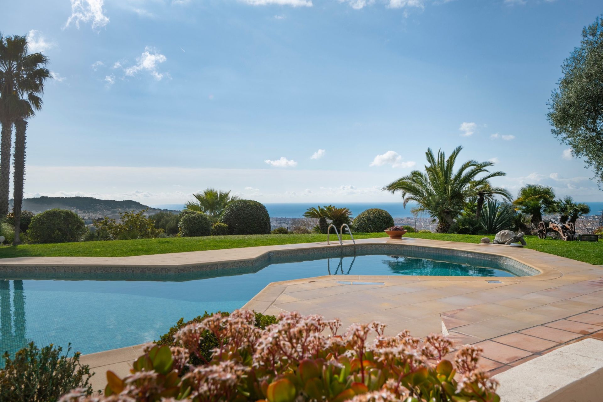 villa 12 Rooms for sale on NICE (06000)