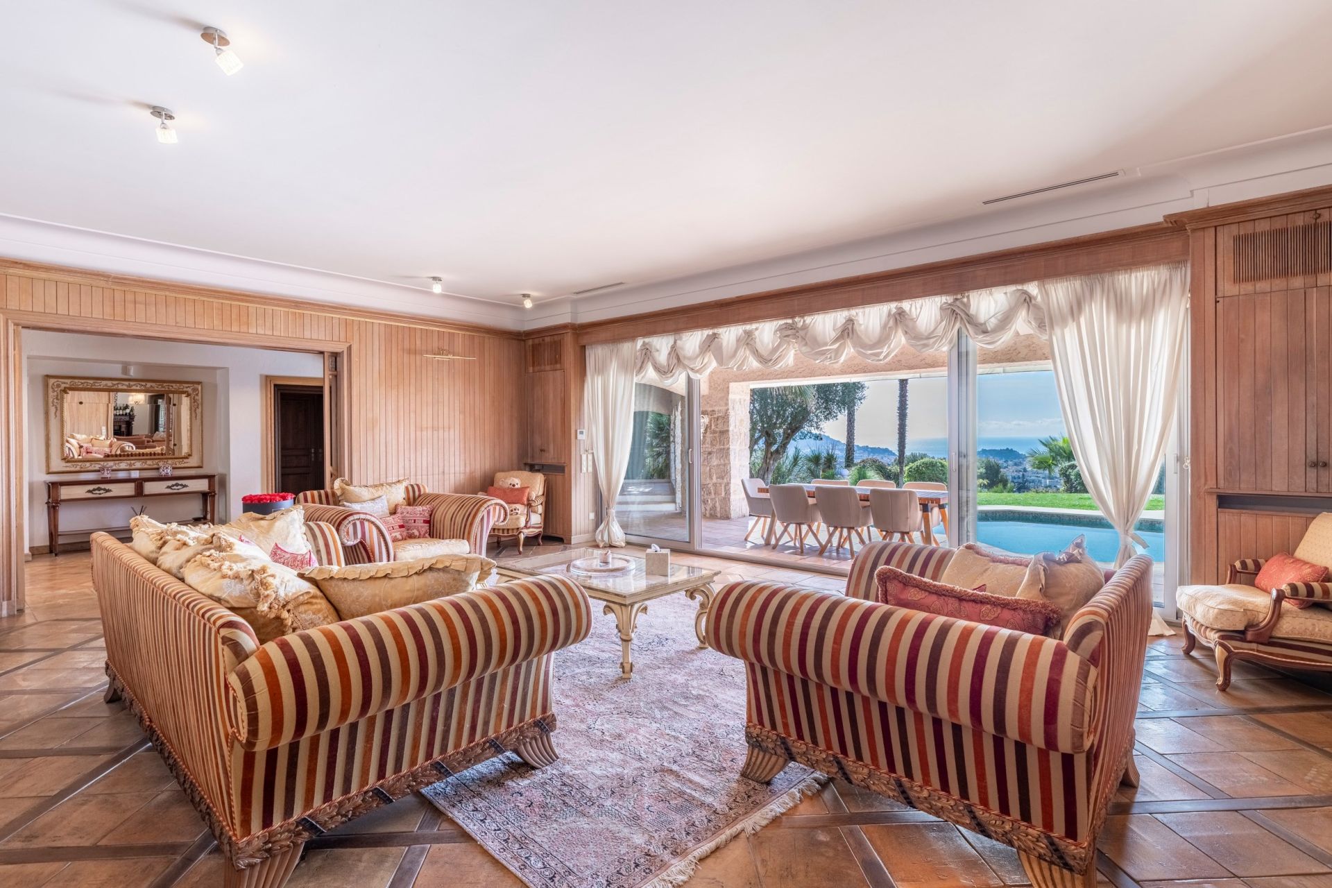 villa 12 Rooms for sale on NICE (06000)