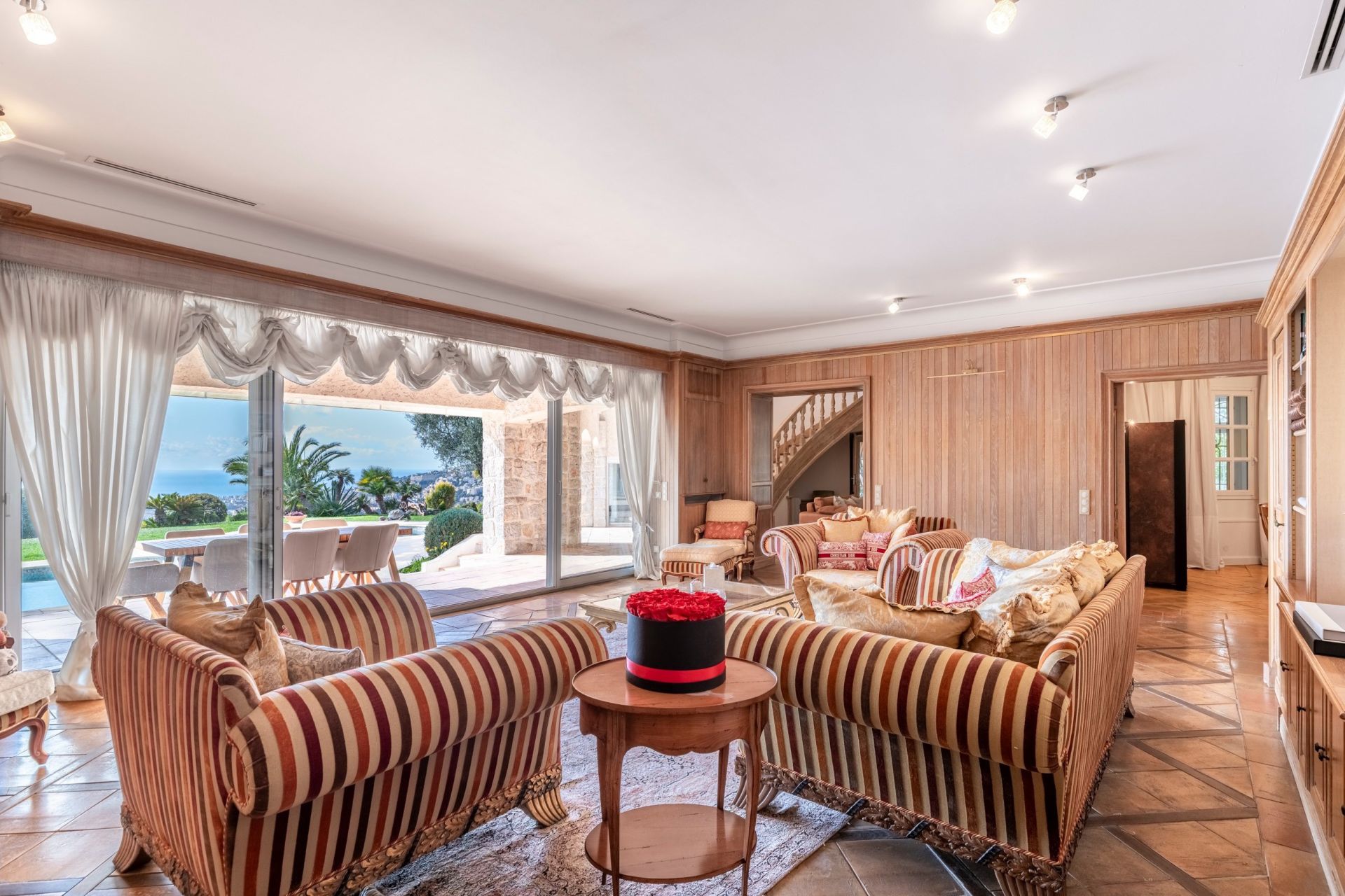 villa 12 Rooms for sale on NICE (06000)