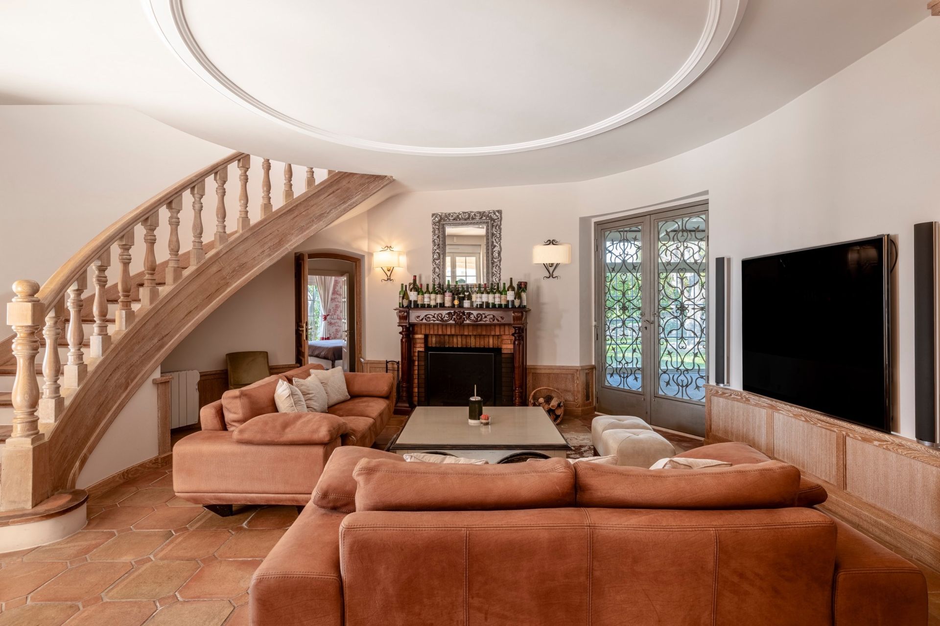 villa 12 Rooms for sale on NICE (06000)