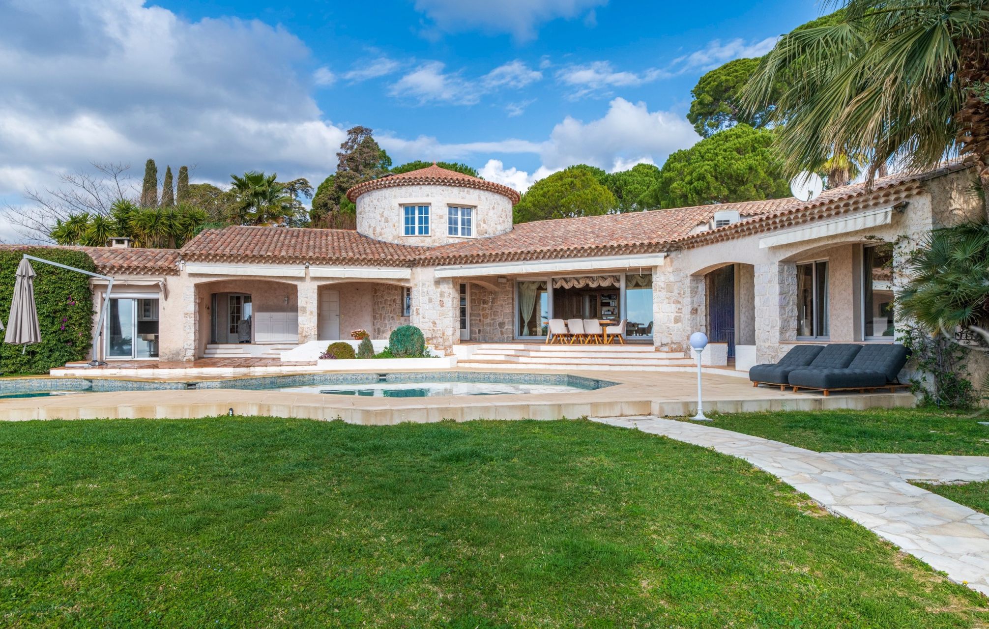 villa 12 Rooms for sale on NICE (06000)