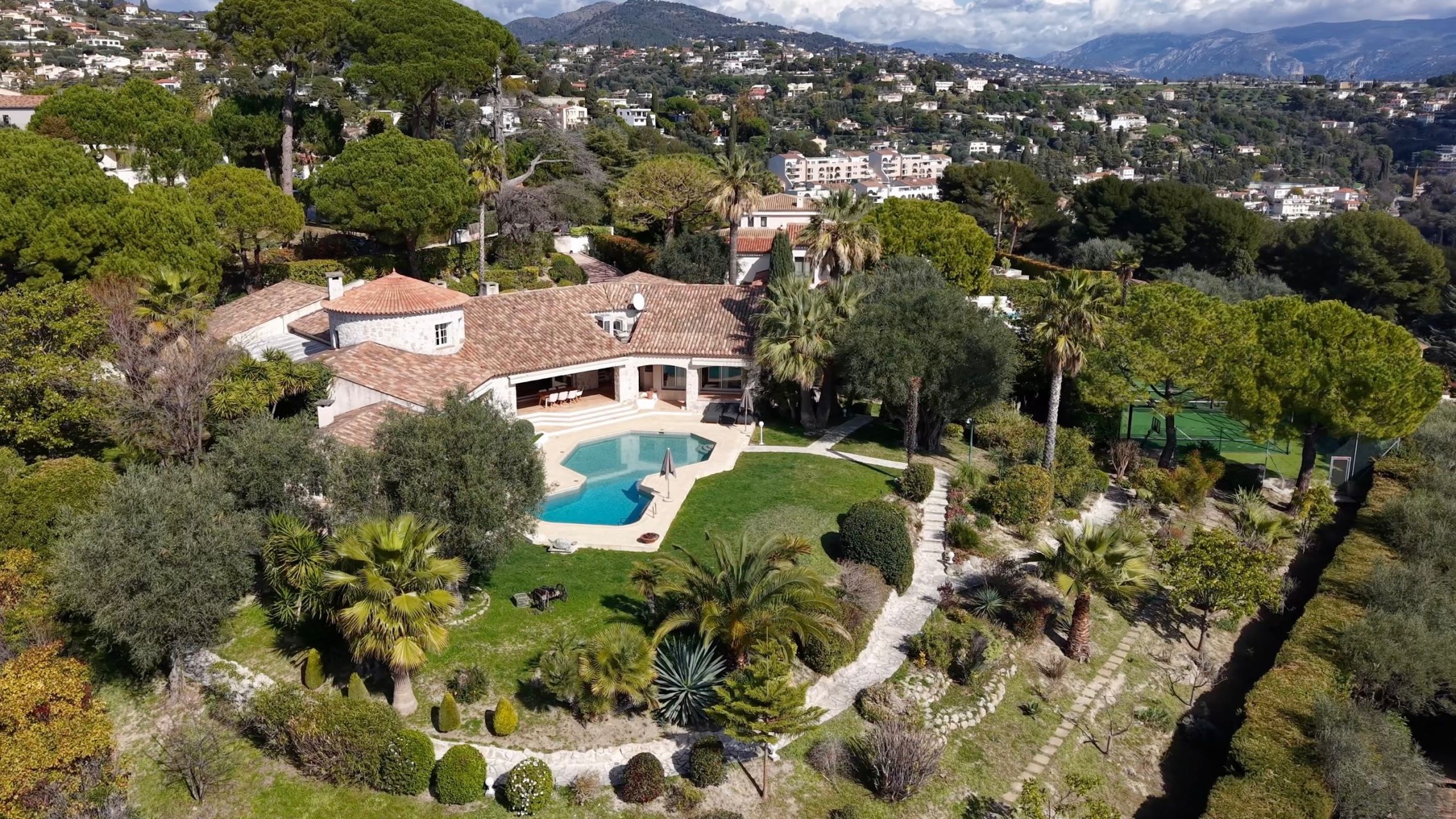 villa 12 Rooms for sale on NICE (06000)