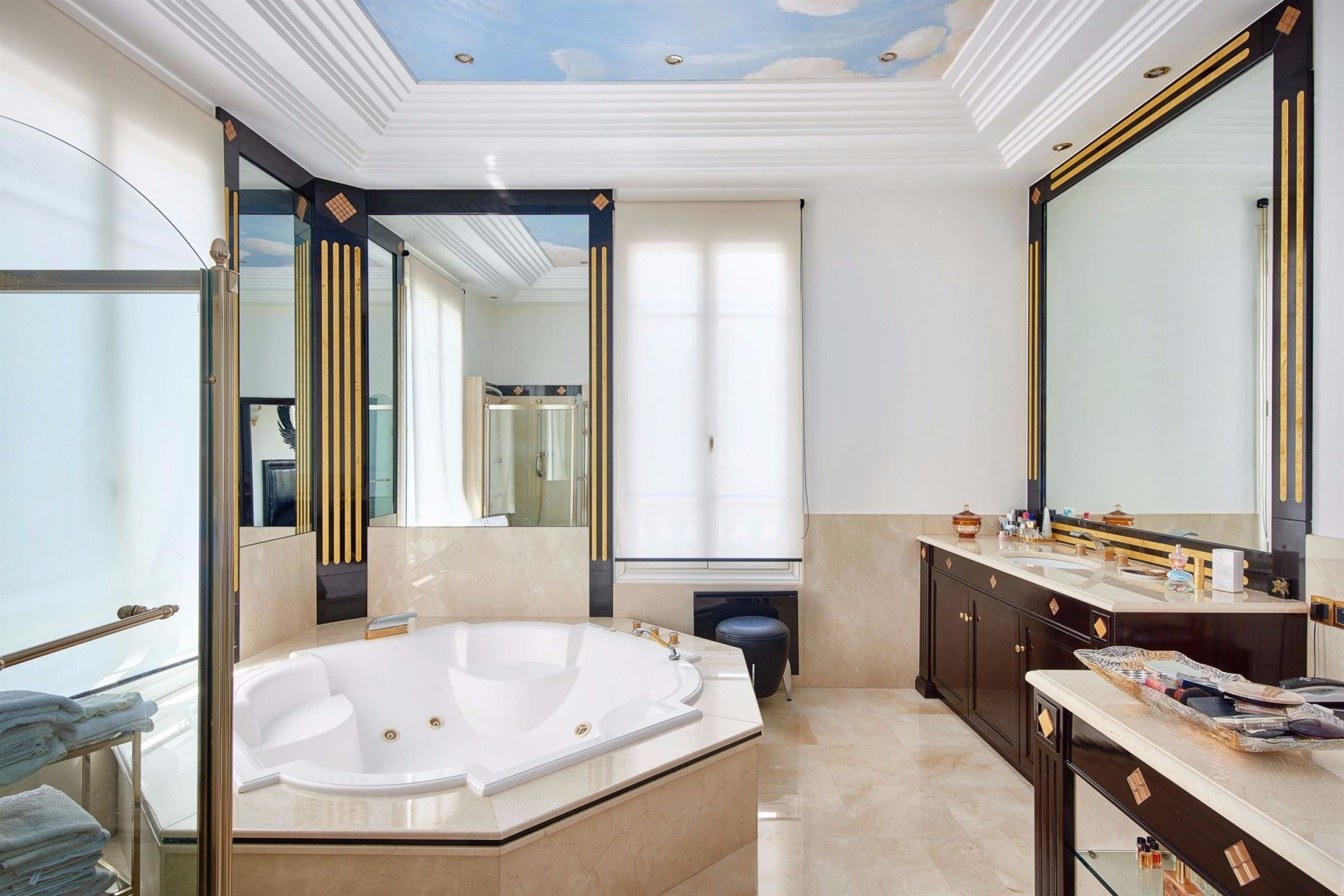 villa 5 Rooms for sale on CANNES (06400)