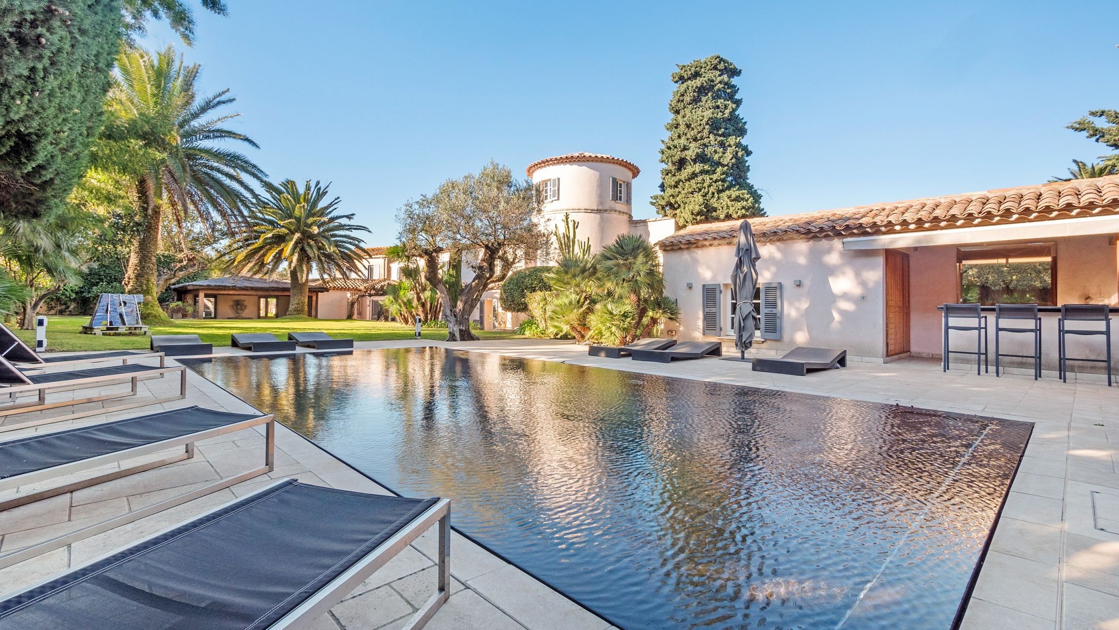bastide 9 Rooms for sale on ST TROPEZ (83990)