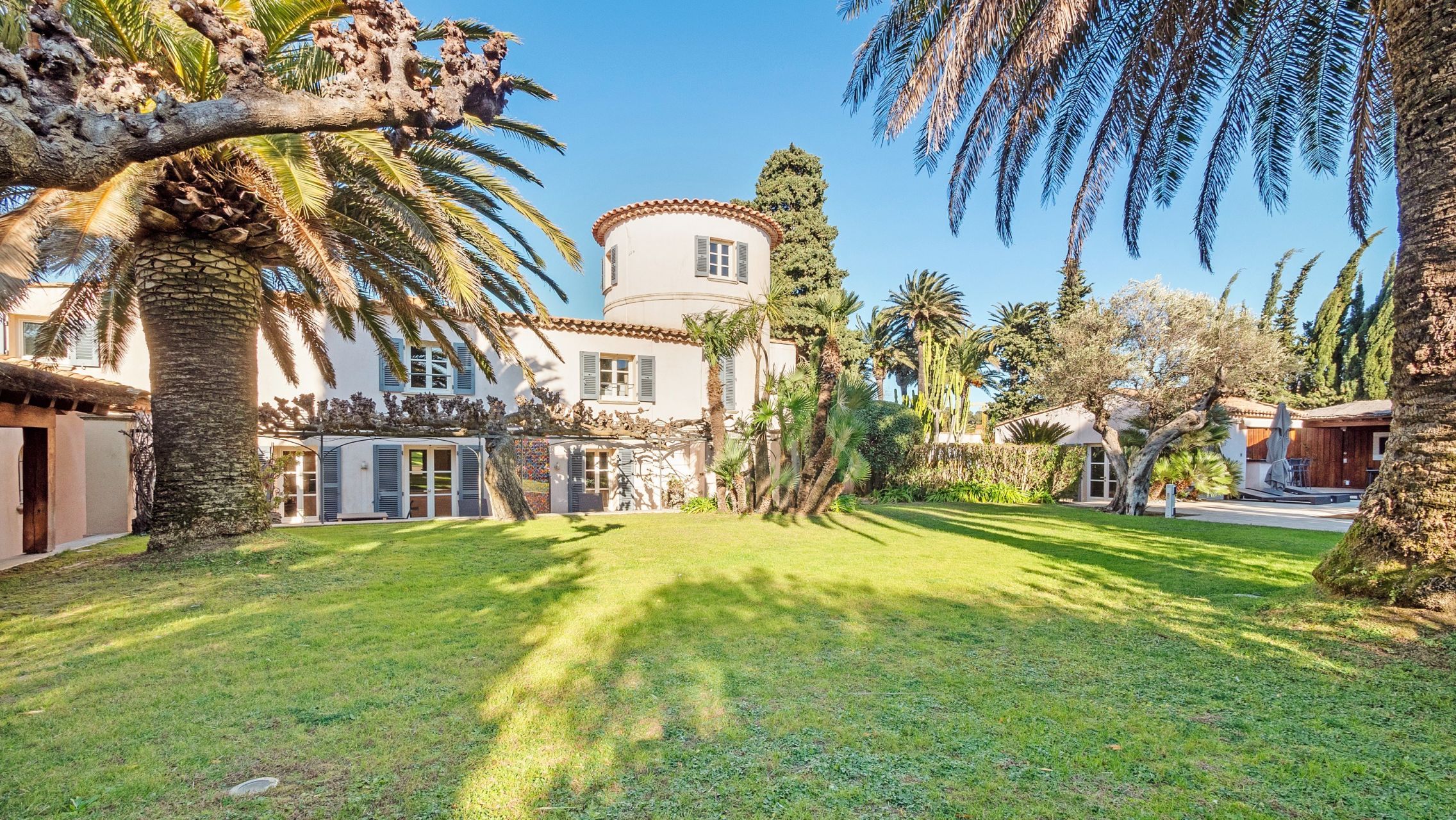 bastide 9 Rooms for sale on ST TROPEZ (83990)