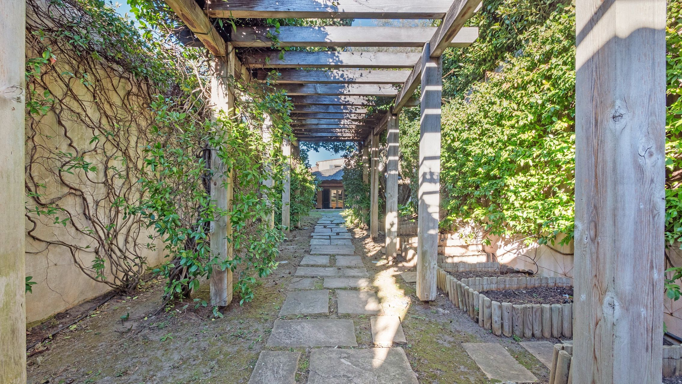 bastide 9 Rooms for sale on ST TROPEZ (83990)