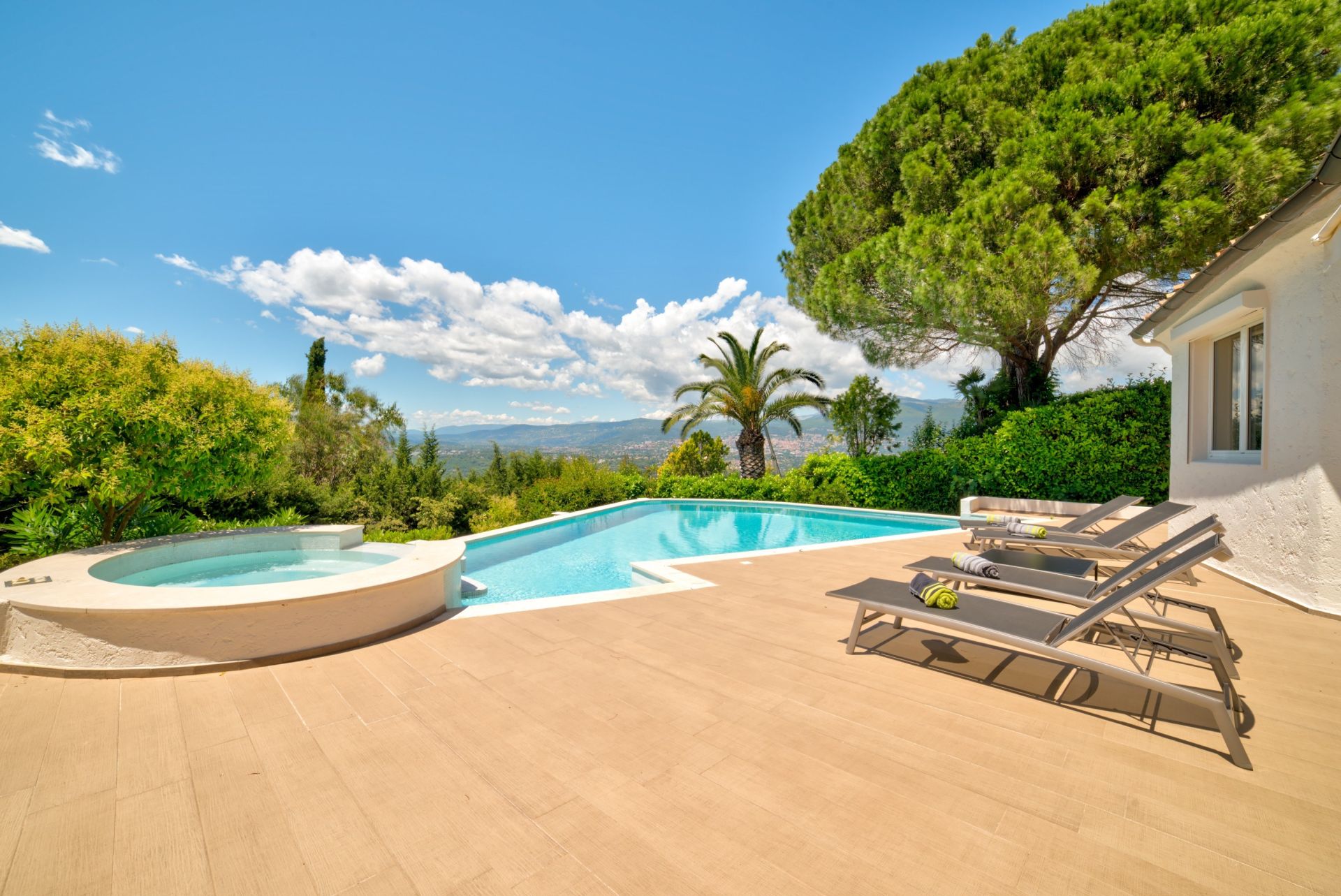 villa 16 Pièces en vente sur MOUANS SARTOUX (06370)