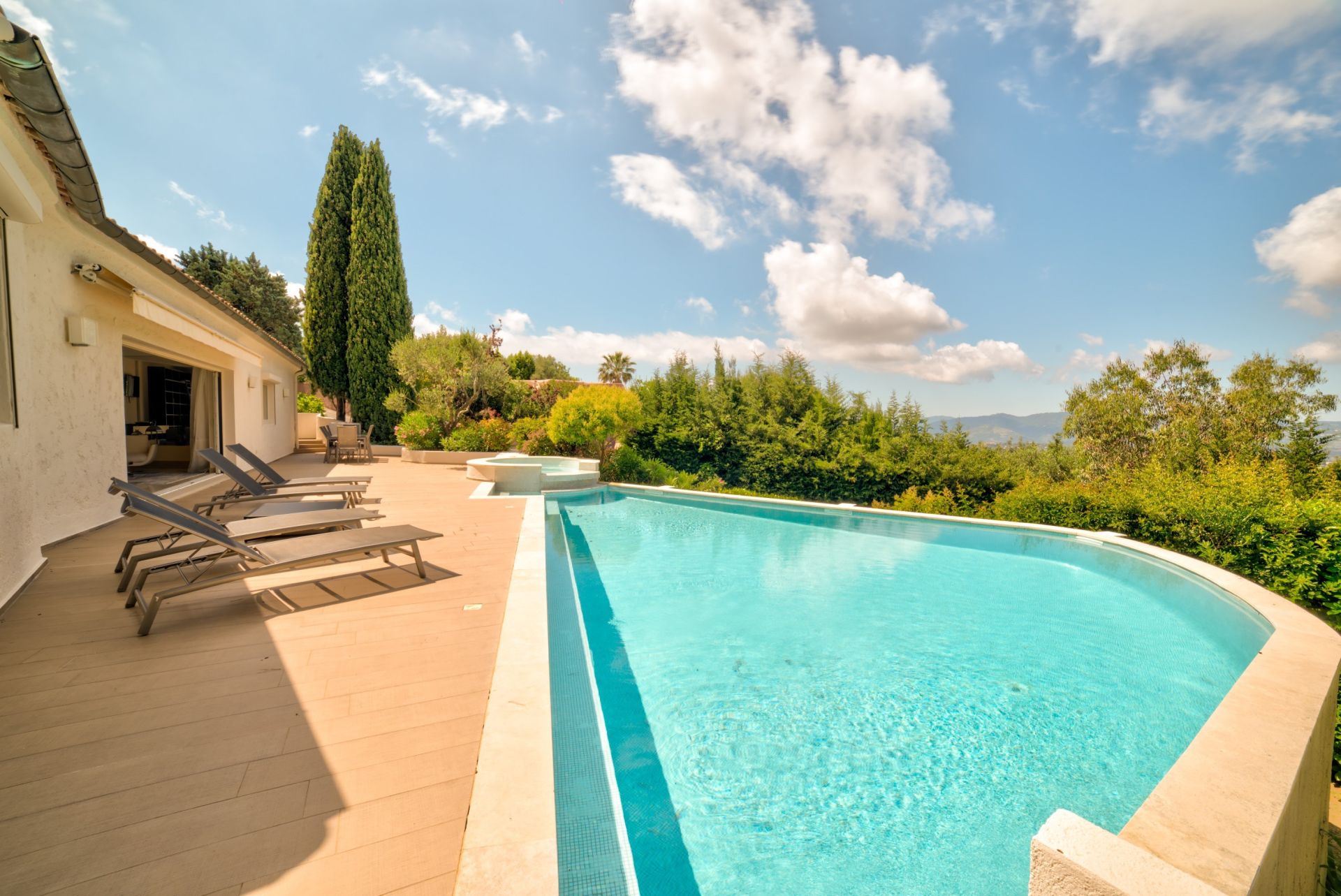 villa 16 Pièces en vente sur MOUANS SARTOUX (06370)