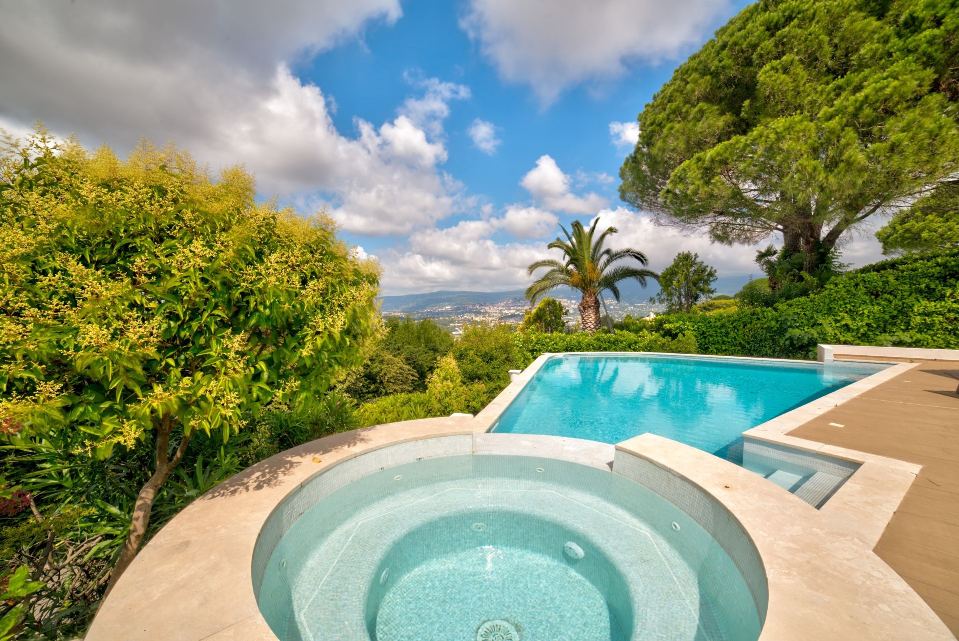 villa 16 Pièces en vente sur MOUANS SARTOUX (06370)