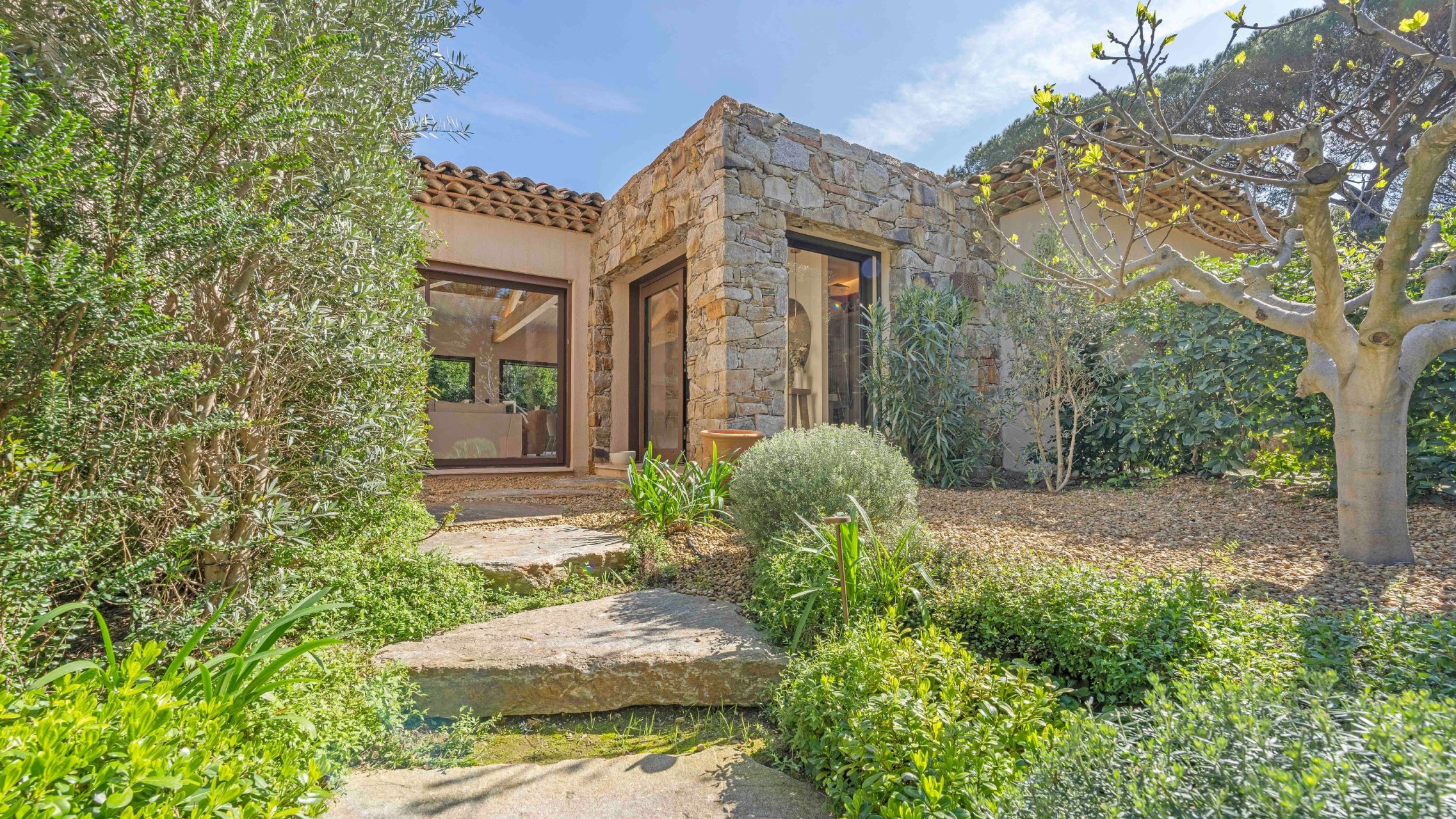 contemporary house 9 Rooms for sale on RAMATUELLE (83350)