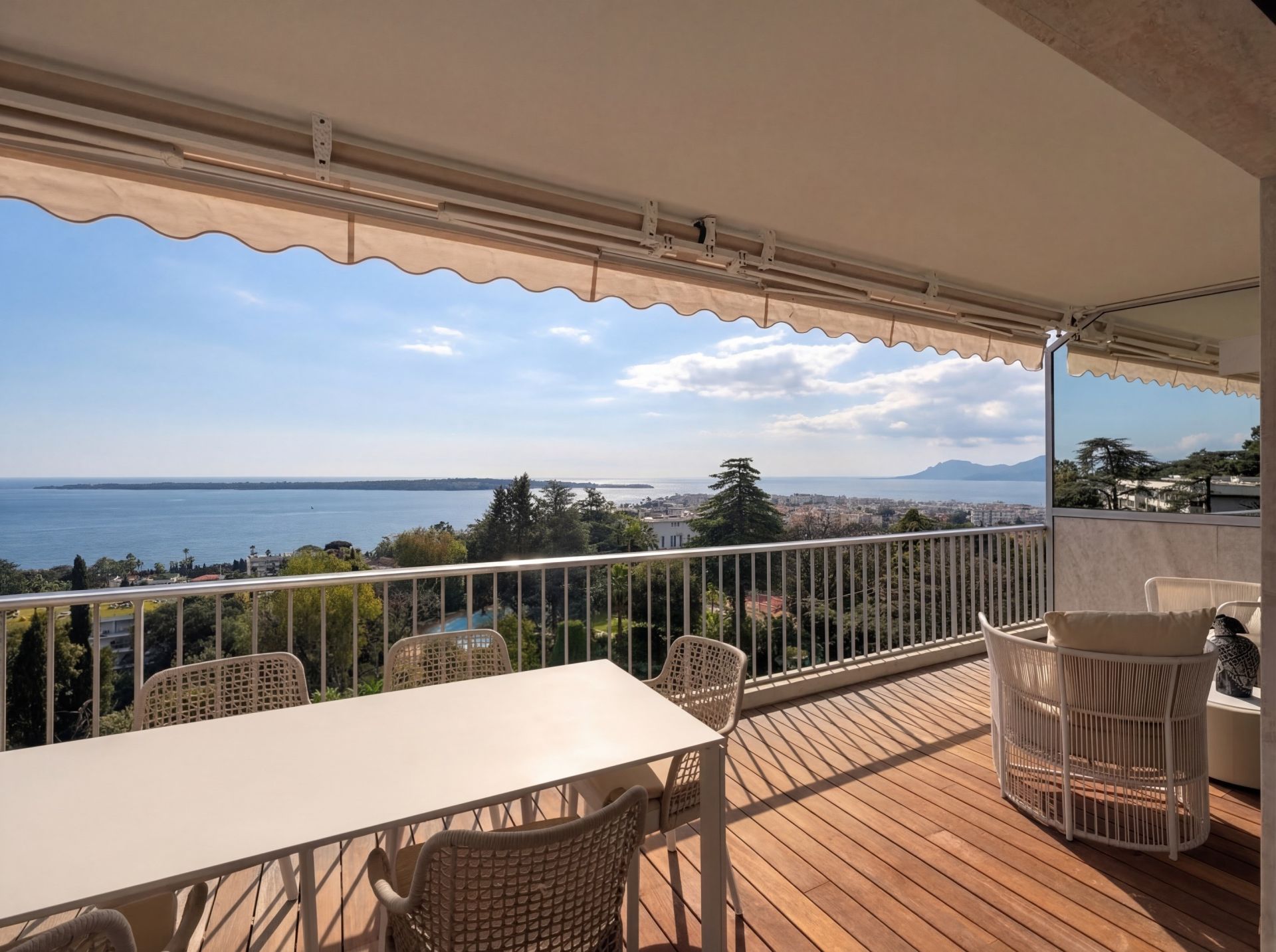 apartment 8 Rooms for sale on CANNES (06400)