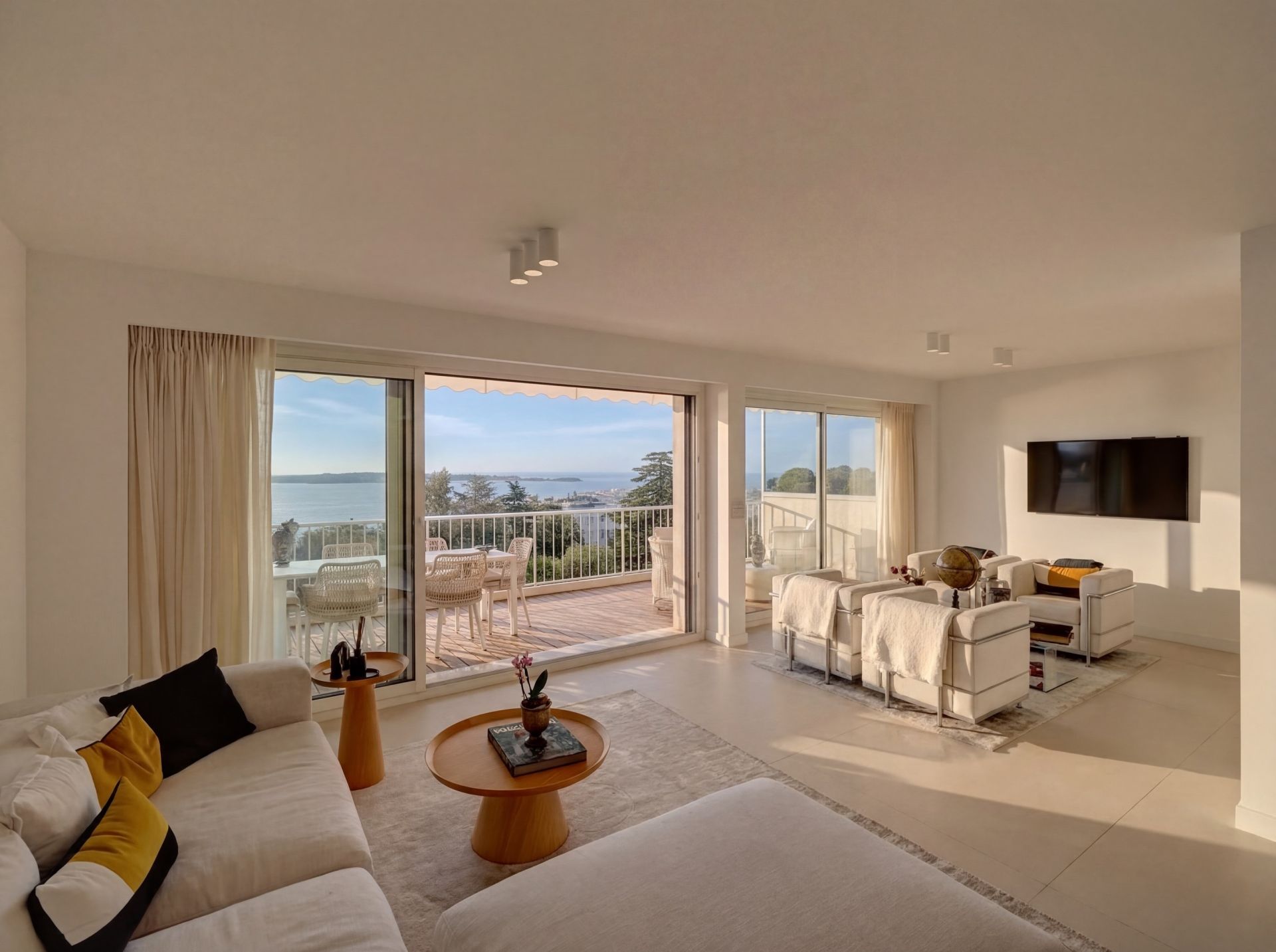 apartment 8 Rooms for sale on CANNES (06400)
