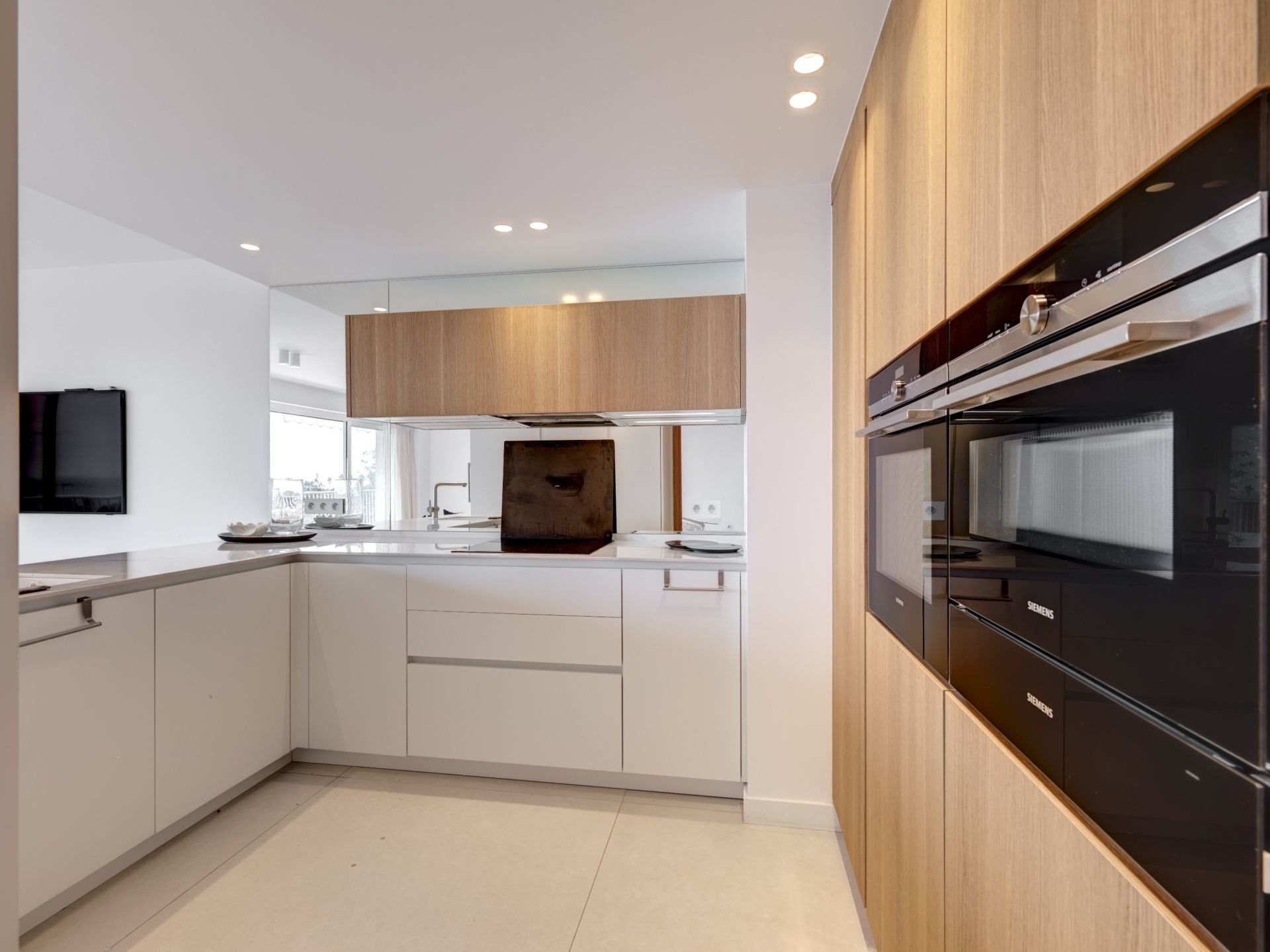 apartment 8 Rooms for sale on CANNES (06400)