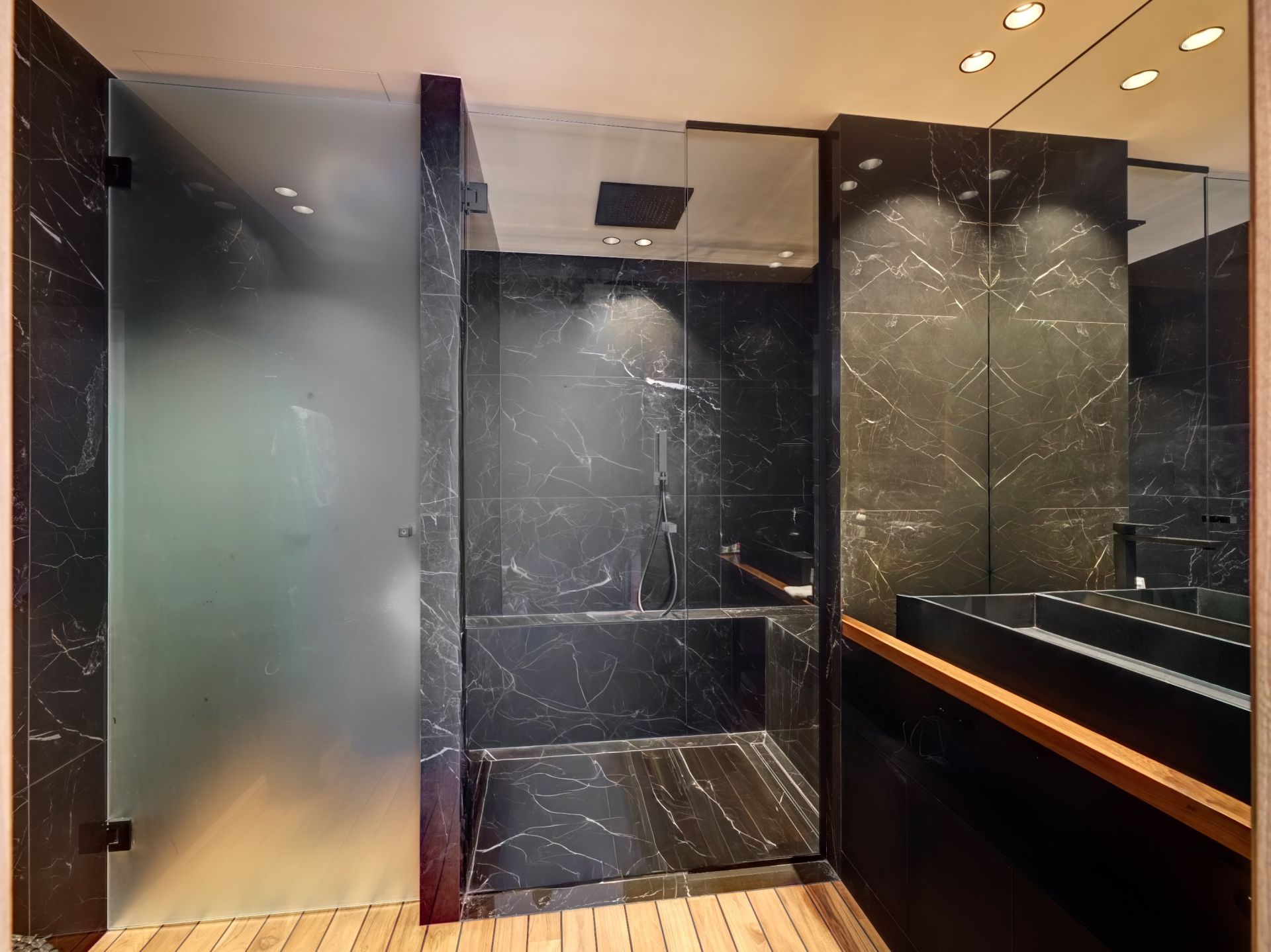 apartment 8 Rooms for sale on CANNES (06400)