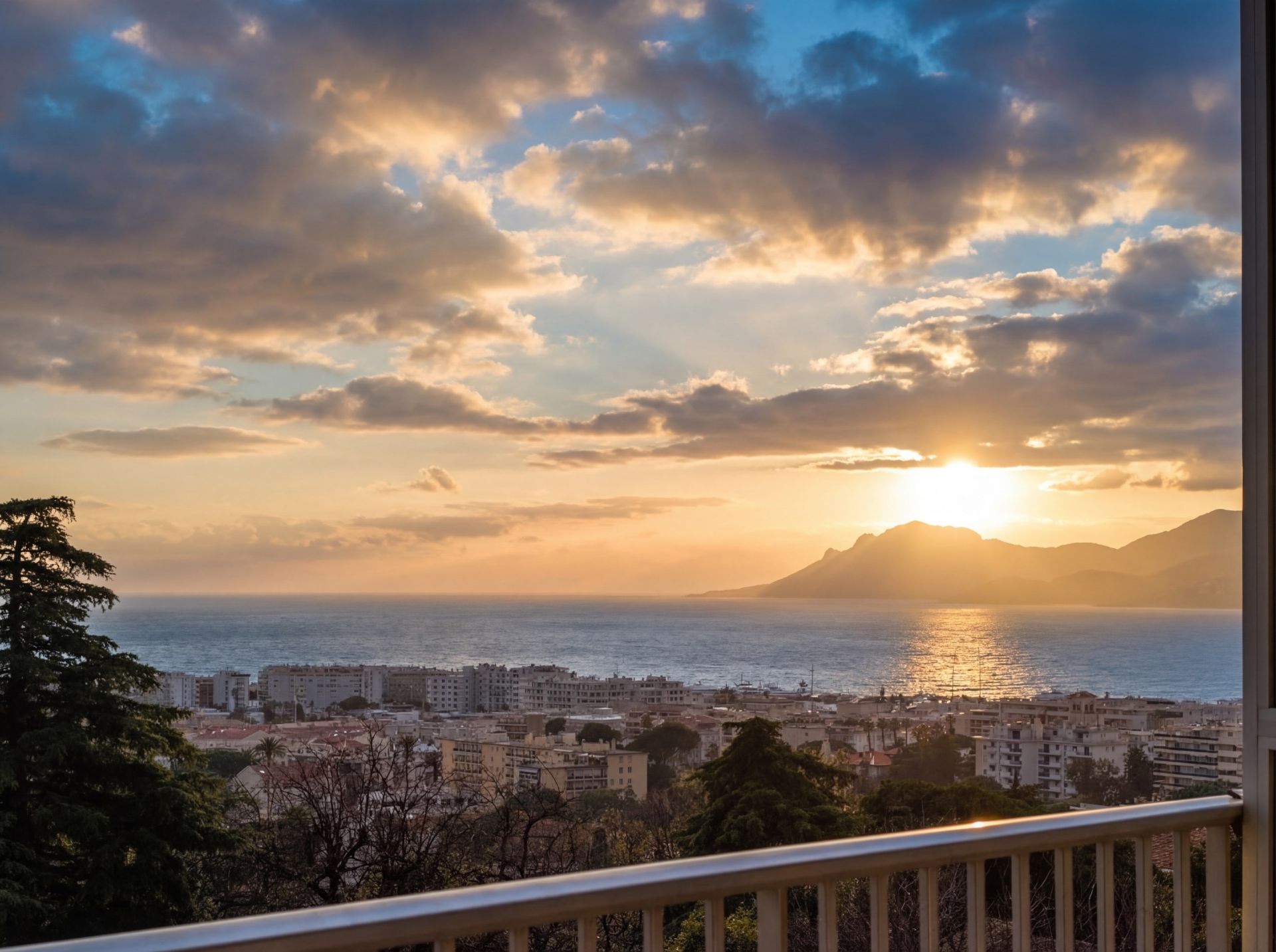 apartment 8 Rooms for sale on CANNES (06400)