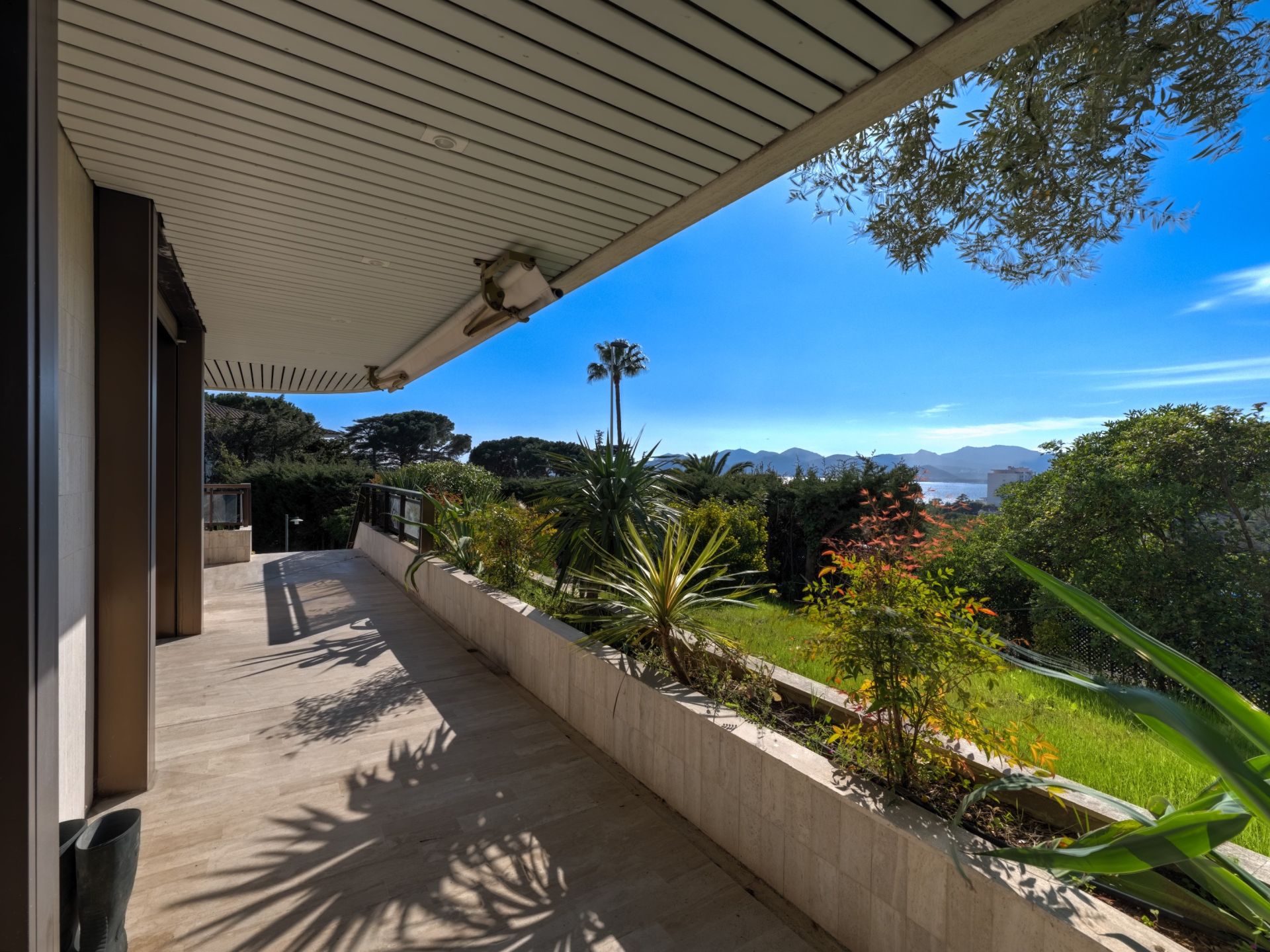 apartment 6 Rooms for sale on CANNES (06400)