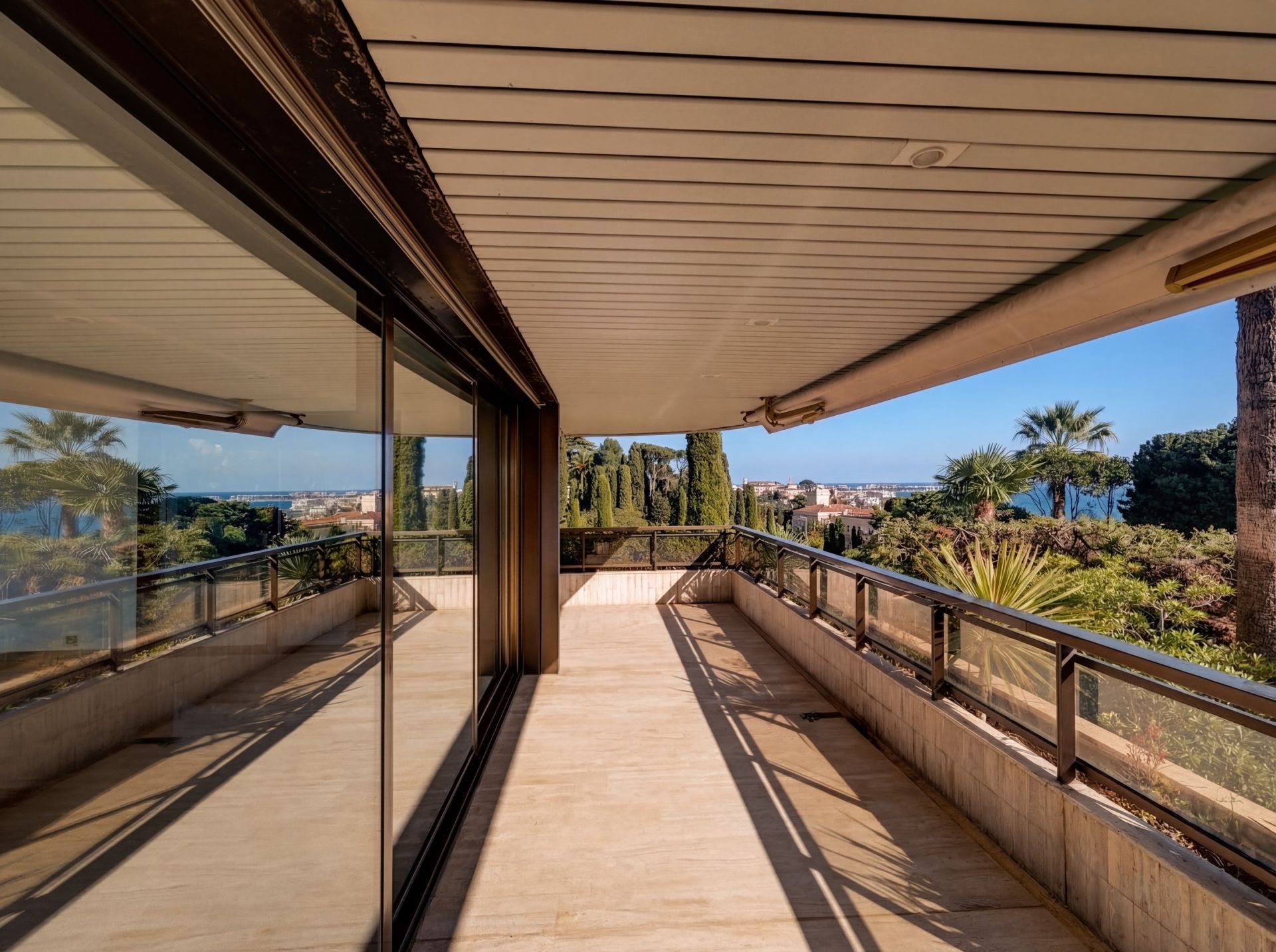 apartment 6 Rooms for sale on CANNES (06400)