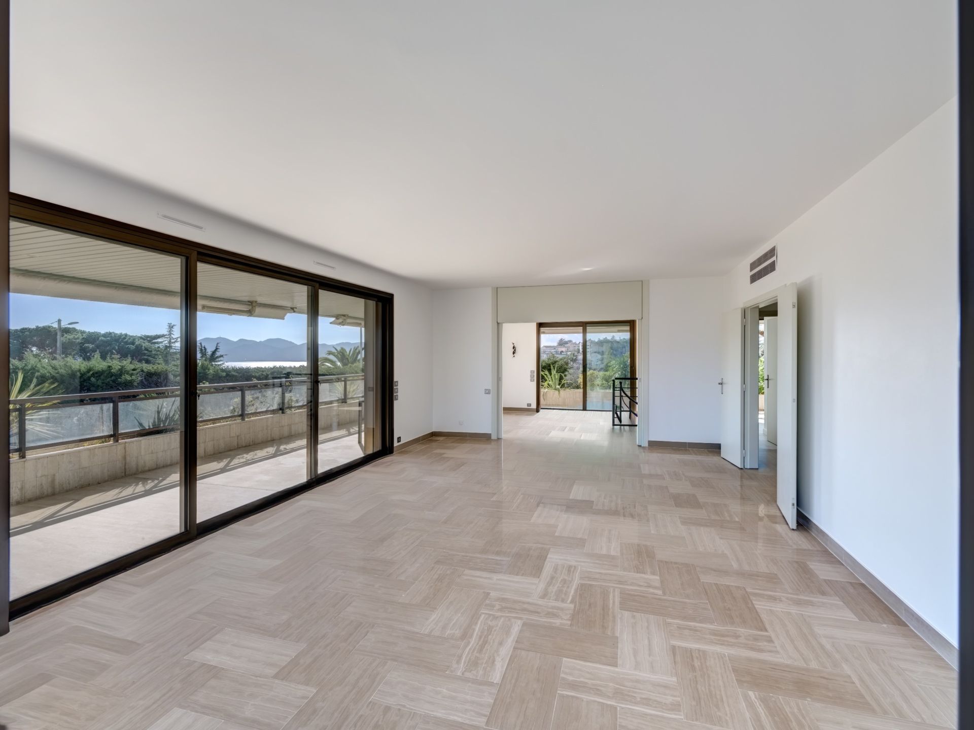 apartment 6 Rooms for sale on CANNES (06400)