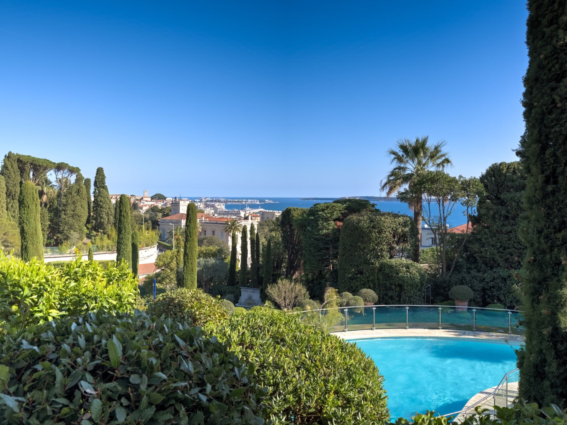 apartment 6 Rooms for sale on CANNES (06400)