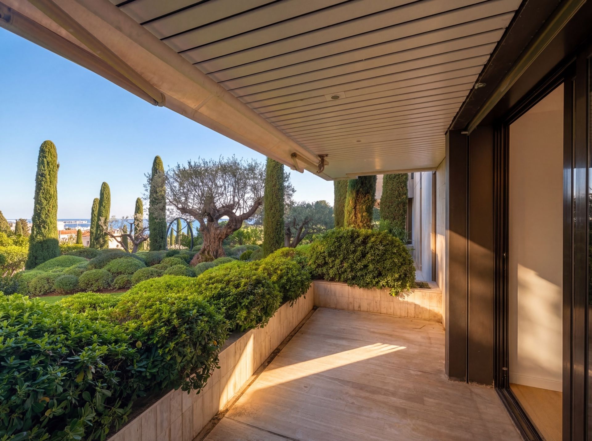 apartment 6 Rooms for sale on CANNES (06400)