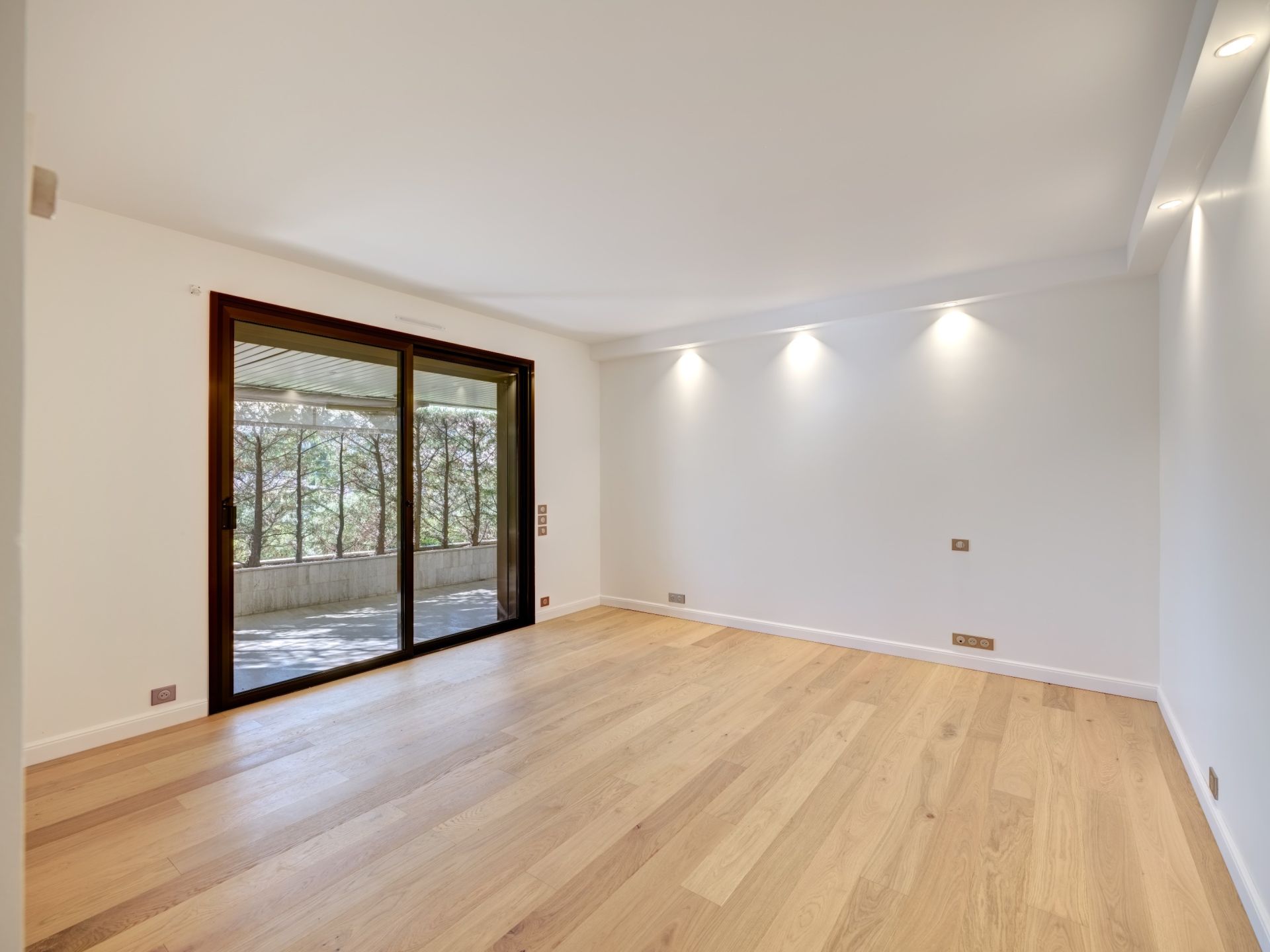 apartment 6 Rooms for sale on CANNES (06400)