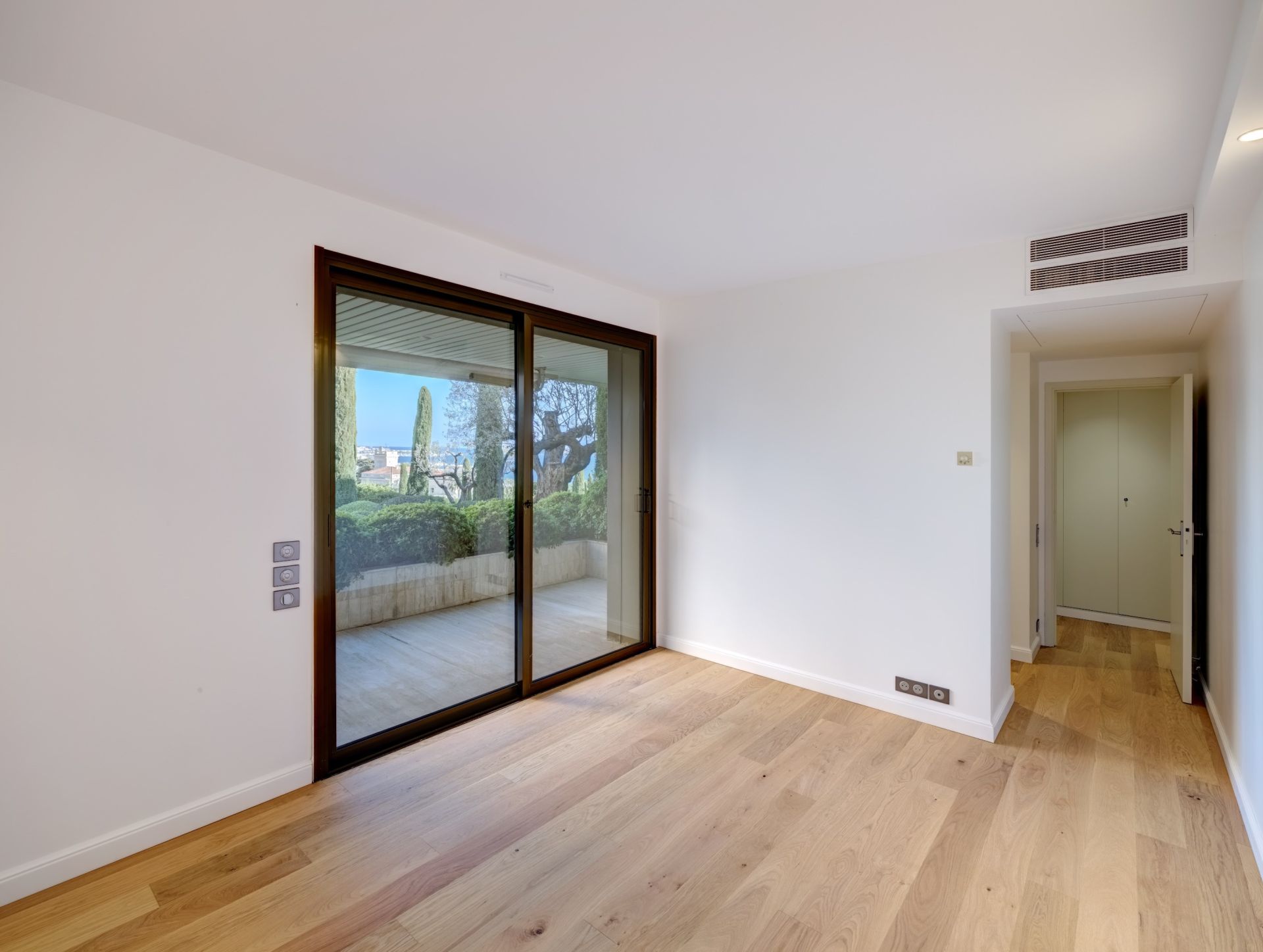 apartment 6 Rooms for sale on CANNES (06400)