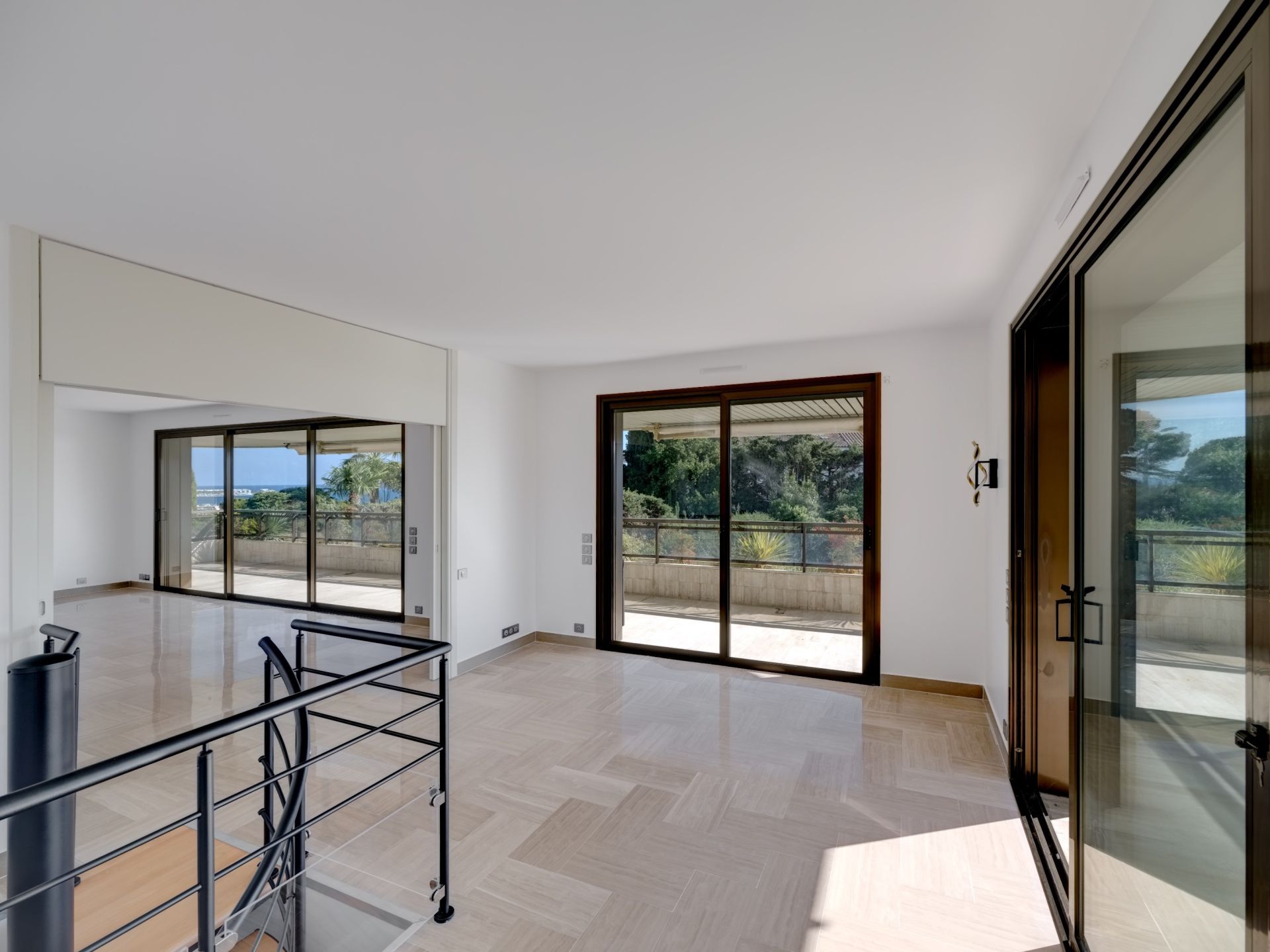 apartment 6 Rooms for sale on CANNES (06400)