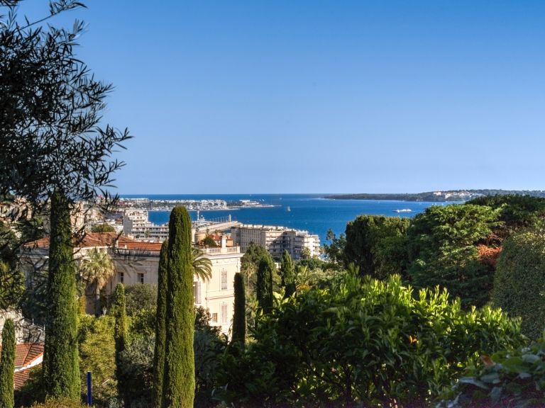 apartment 6 Rooms for sale on CANNES (06400)