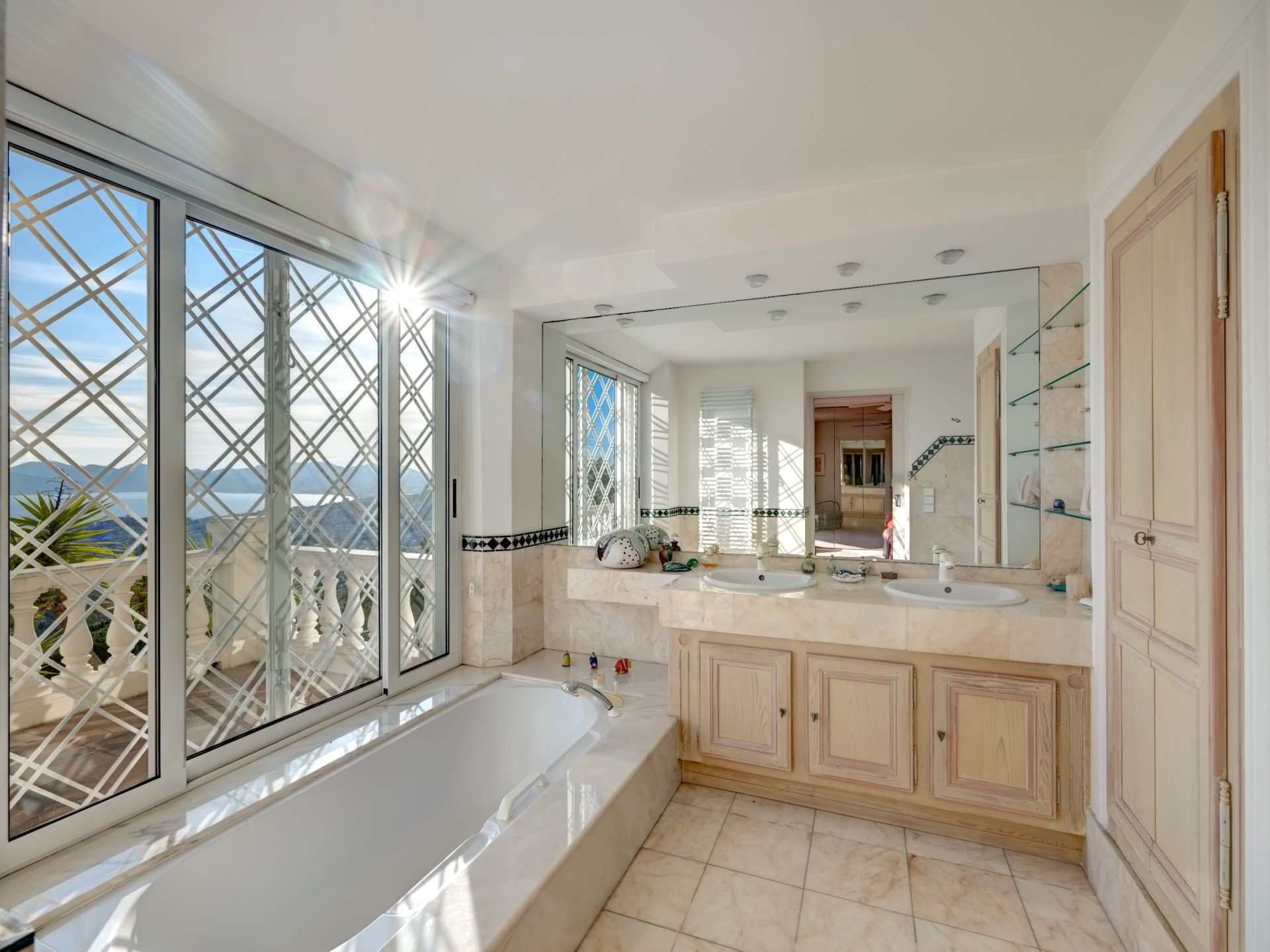provencal house 5 Rooms for sale on CANNES (06400)