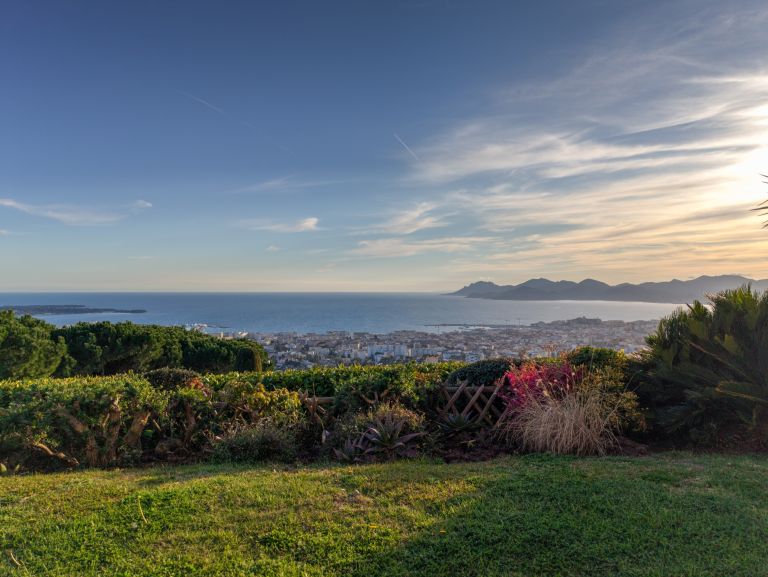 provencal house 5 Rooms for sale on CANNES (06400)