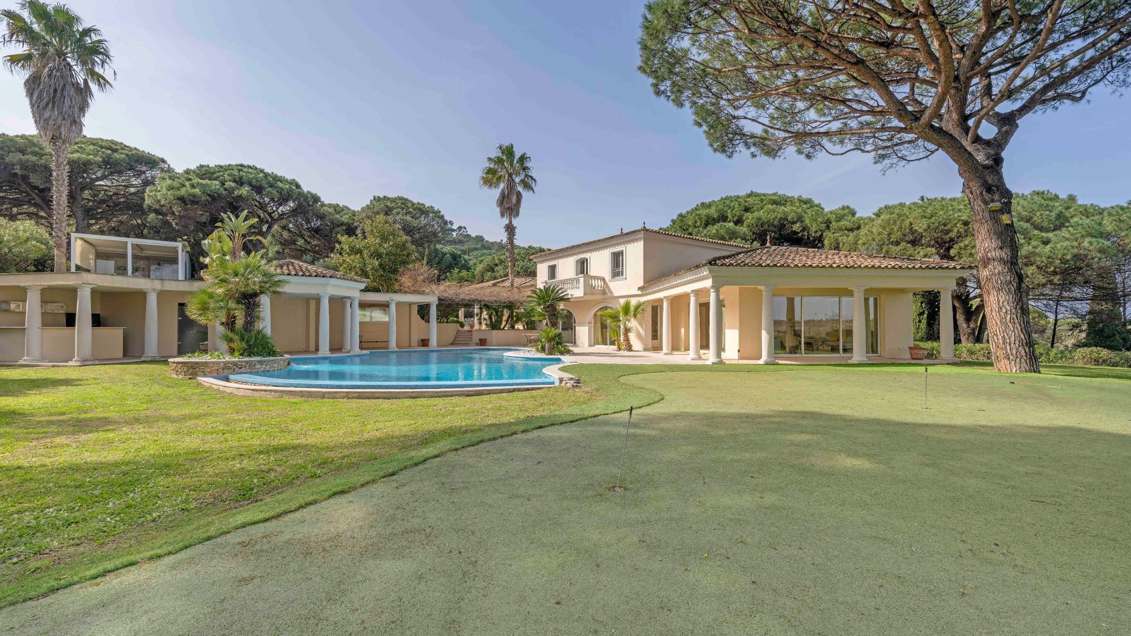 villa 8 Rooms for sale on RAMATUELLE (83350)